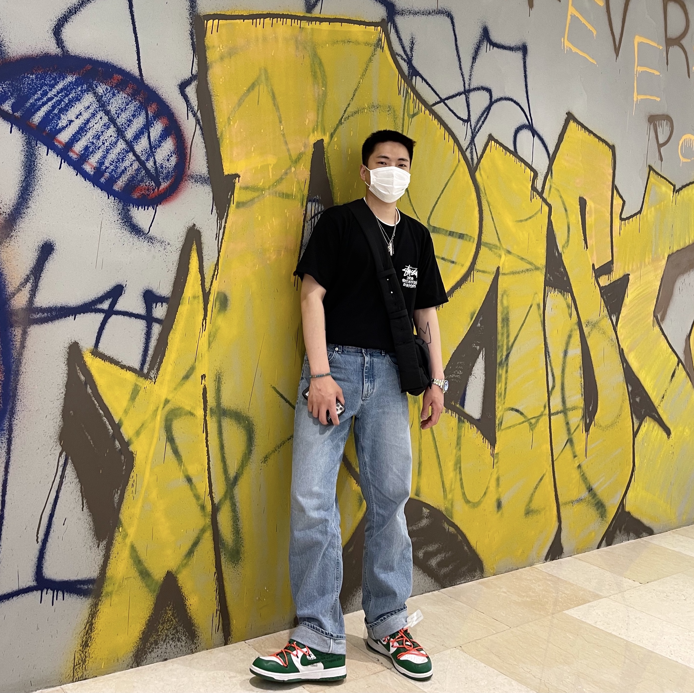 Stussy Stock DSM Los Angeles T-Shirt Black, Nike x Off-White Dunk Low Pine Green 착용 스타일