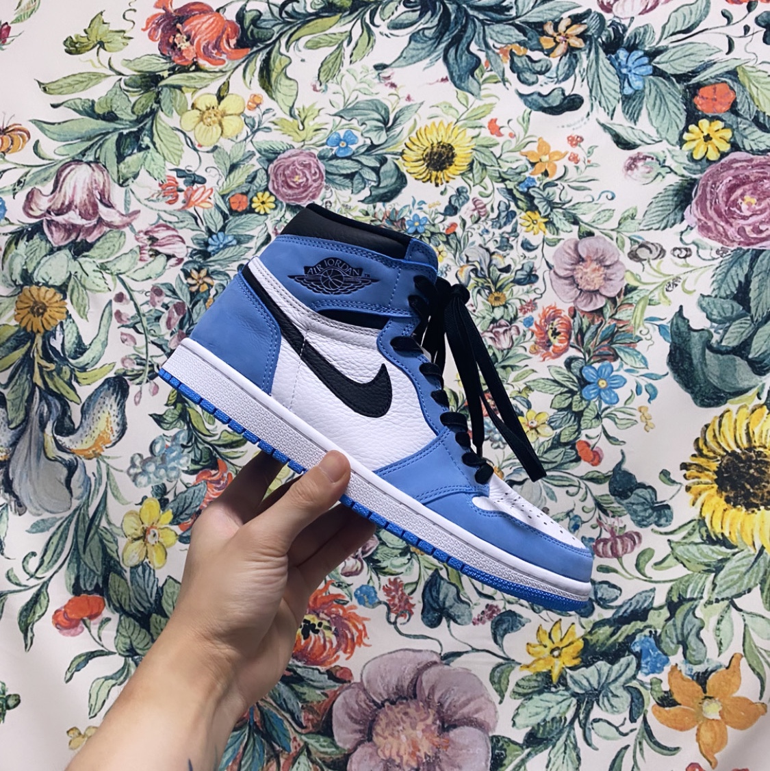 Jordan 1 Retro High OG University Blue 착용 스타일 - 1