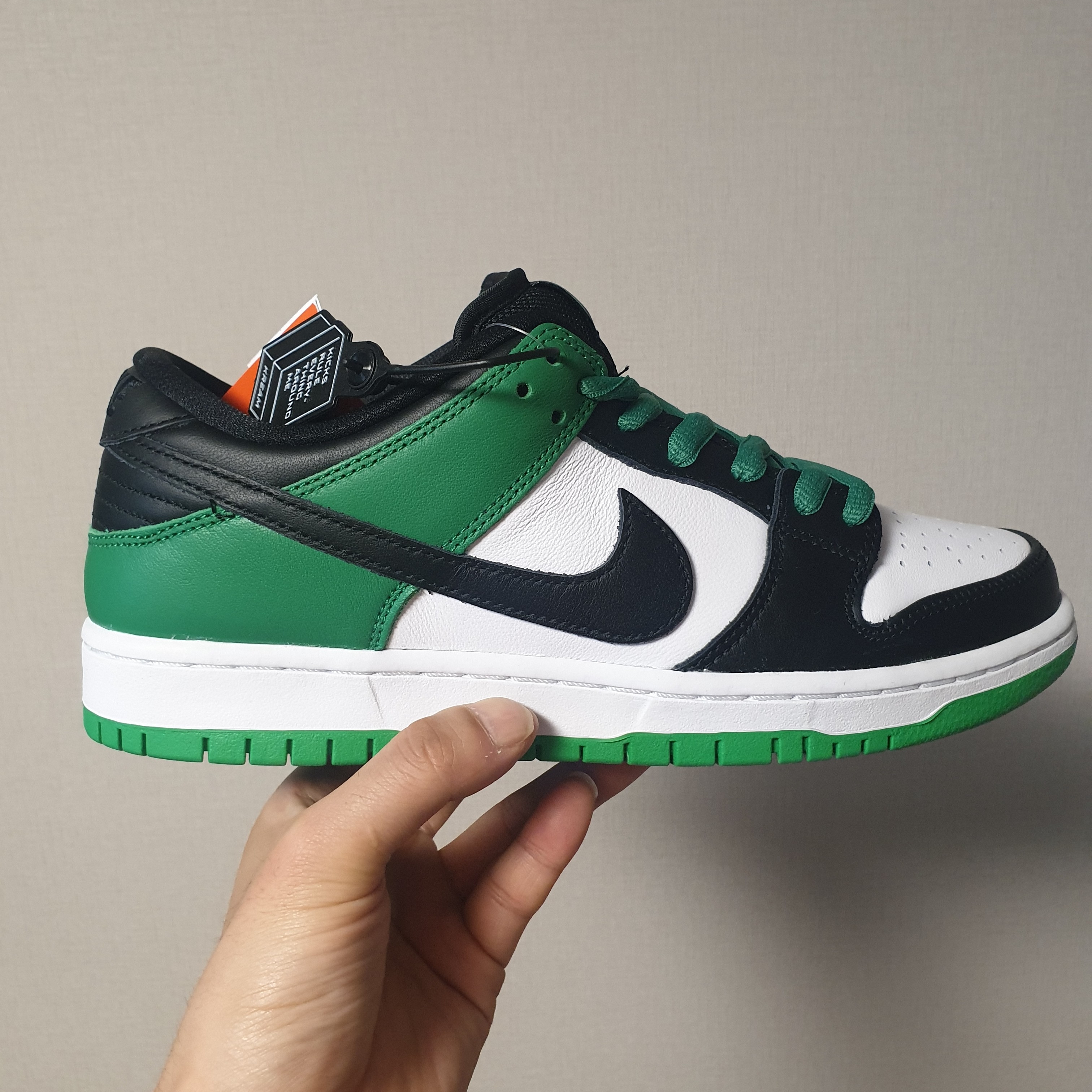 Nike SB Dunk Low Pro Black and Classic Green 착용 스타일