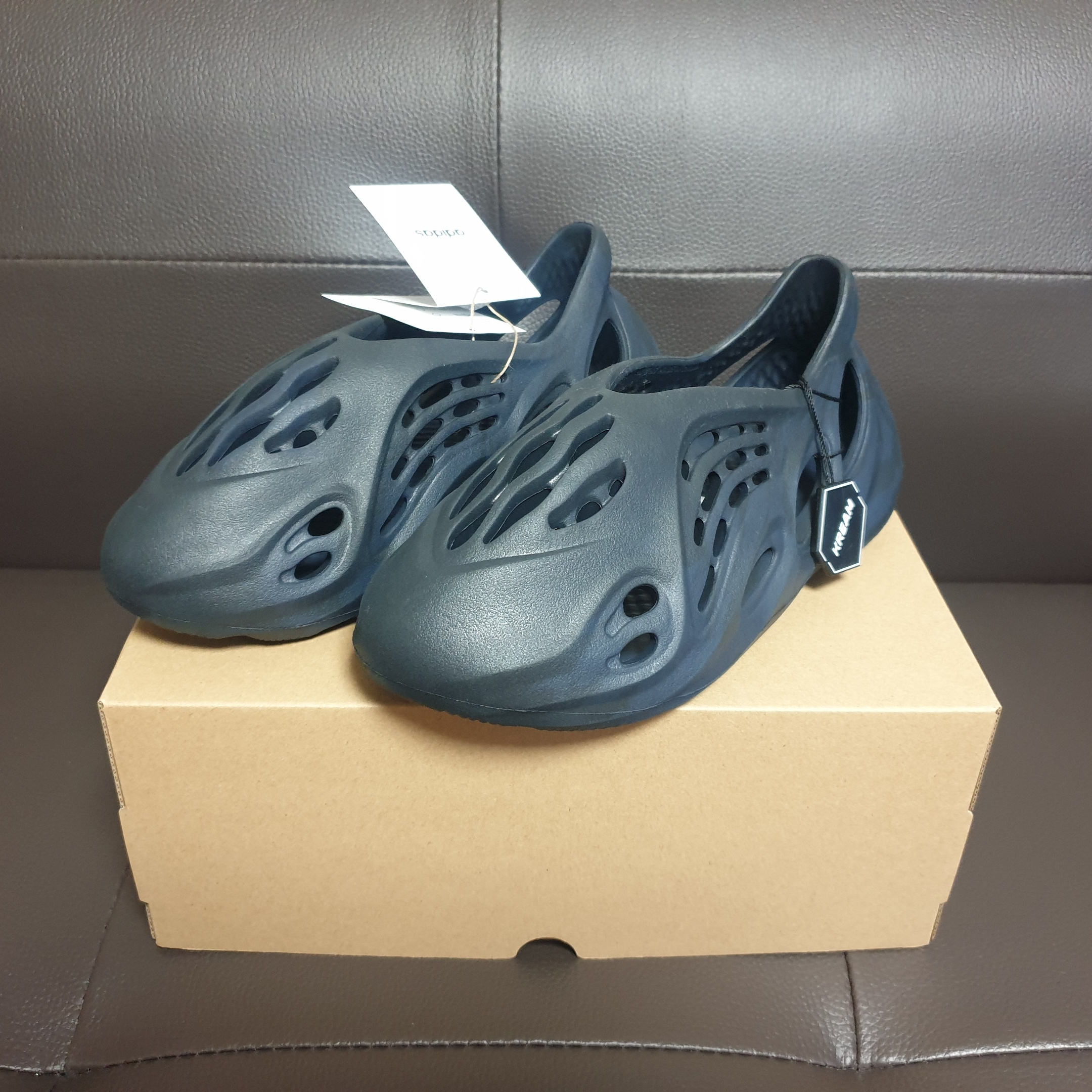 Adidas Yeezy Foam RNNR Mineral Blue 착용 스타일 - 3