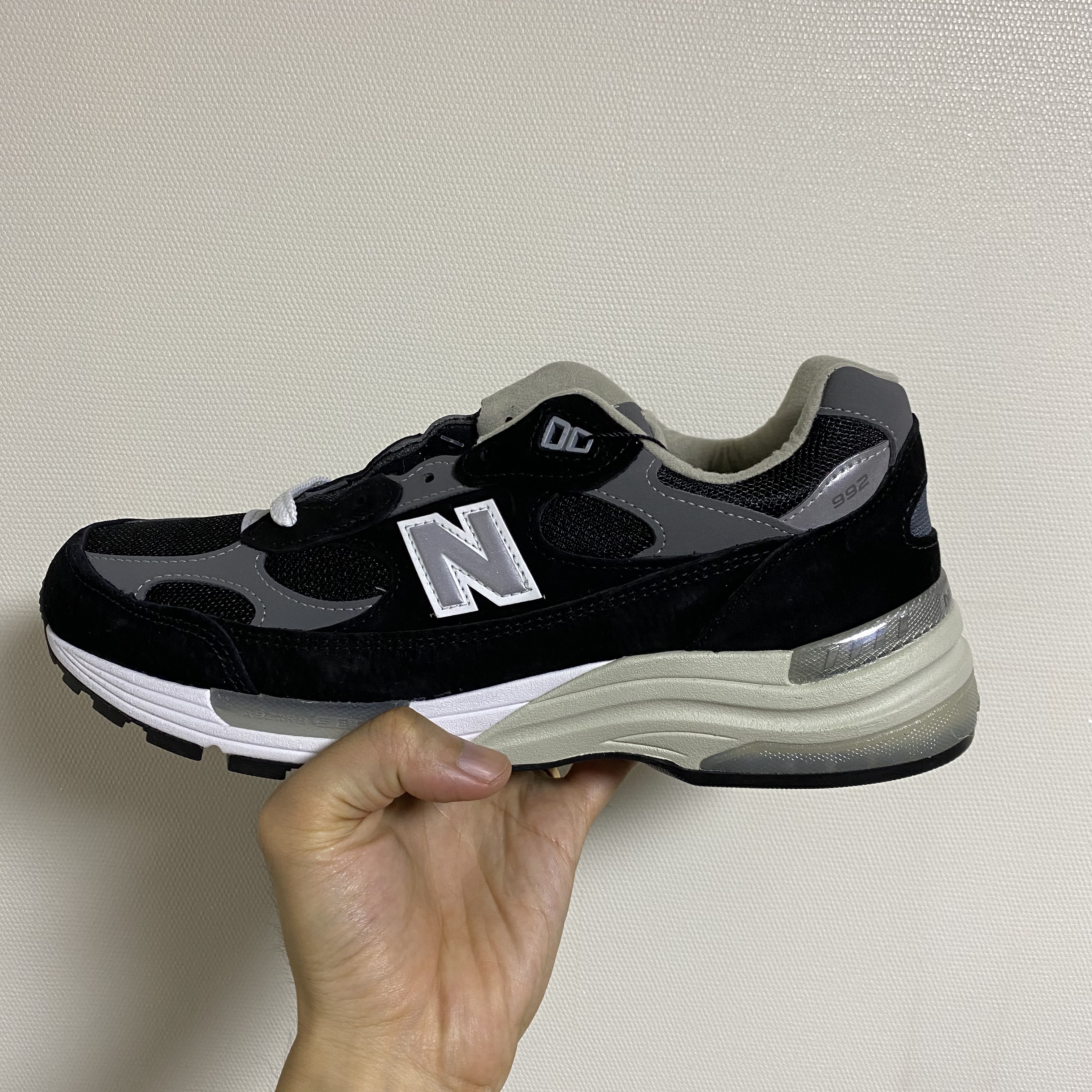 New Balance 992 Made in USA Black Grey 착용 스타일