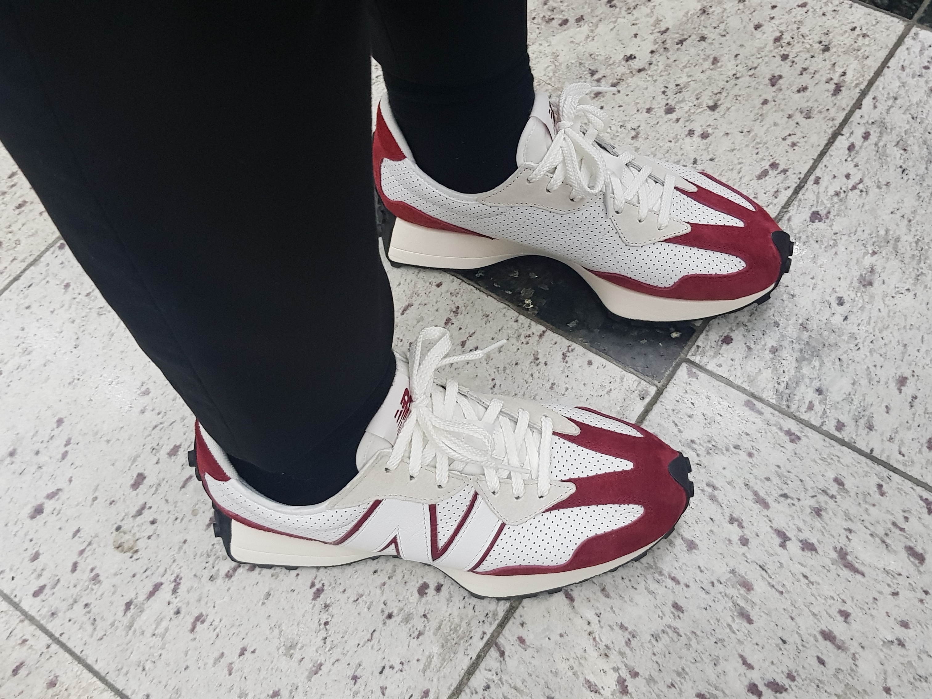 New Balance 327 Primary Pack Red 착용 스타일