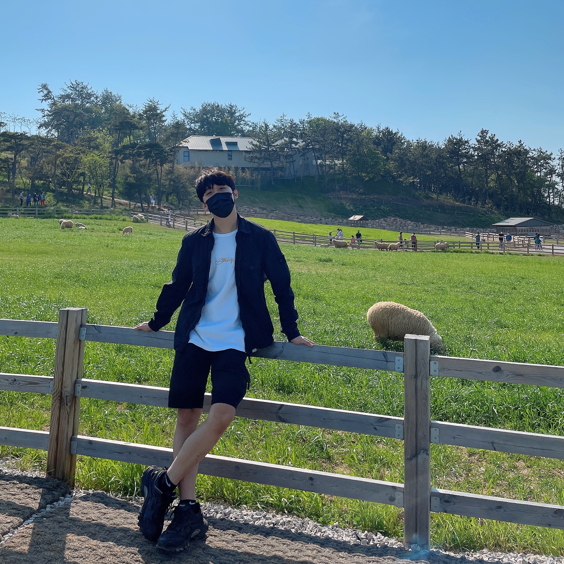 Balenciaga Track.2 Sneakers Black 착용 스타일
