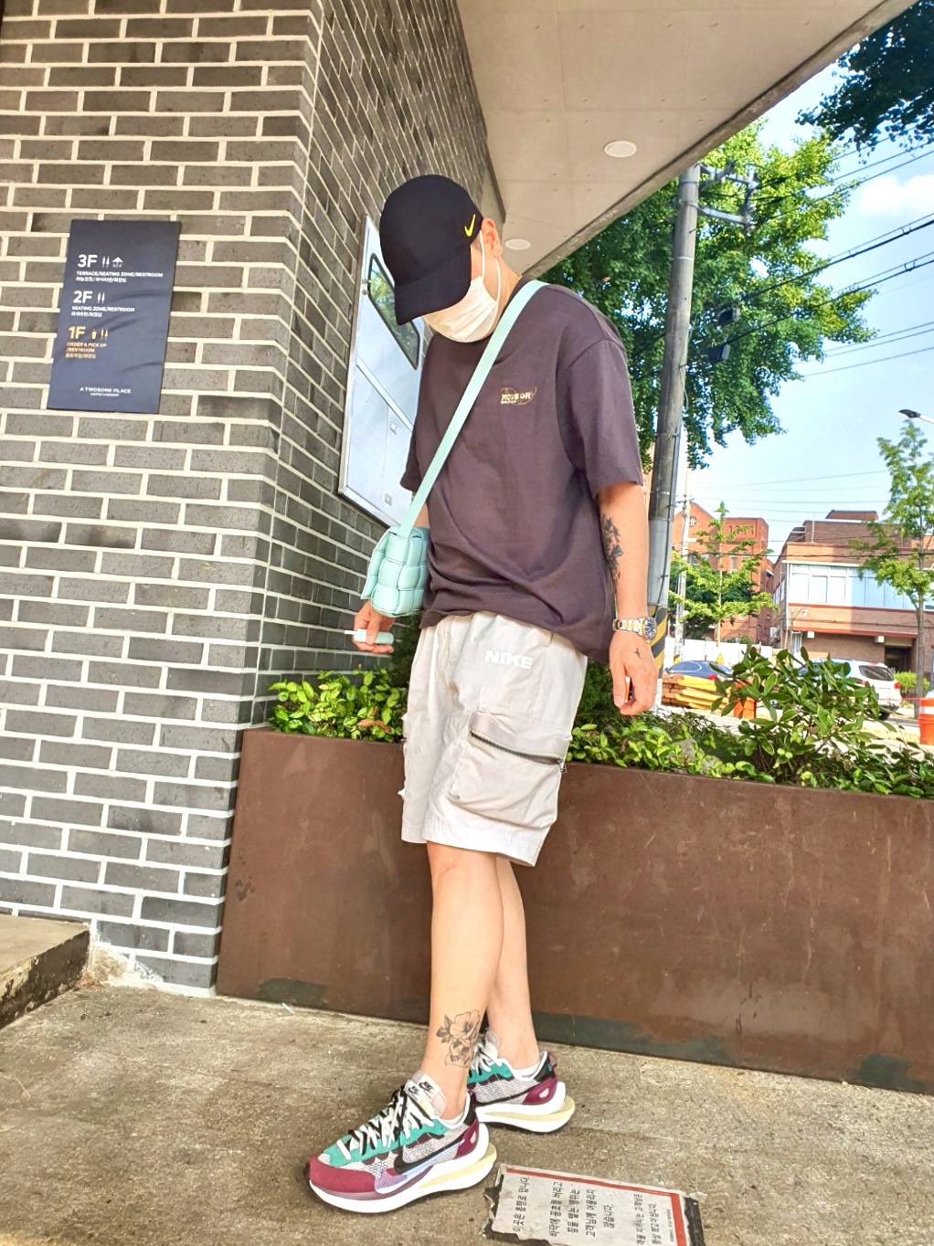 Nike x Sacai VaporWaffle String & Black Villain Red, Nike x Drake Nocta Essential Cap Black 착용 스타일 - 1
