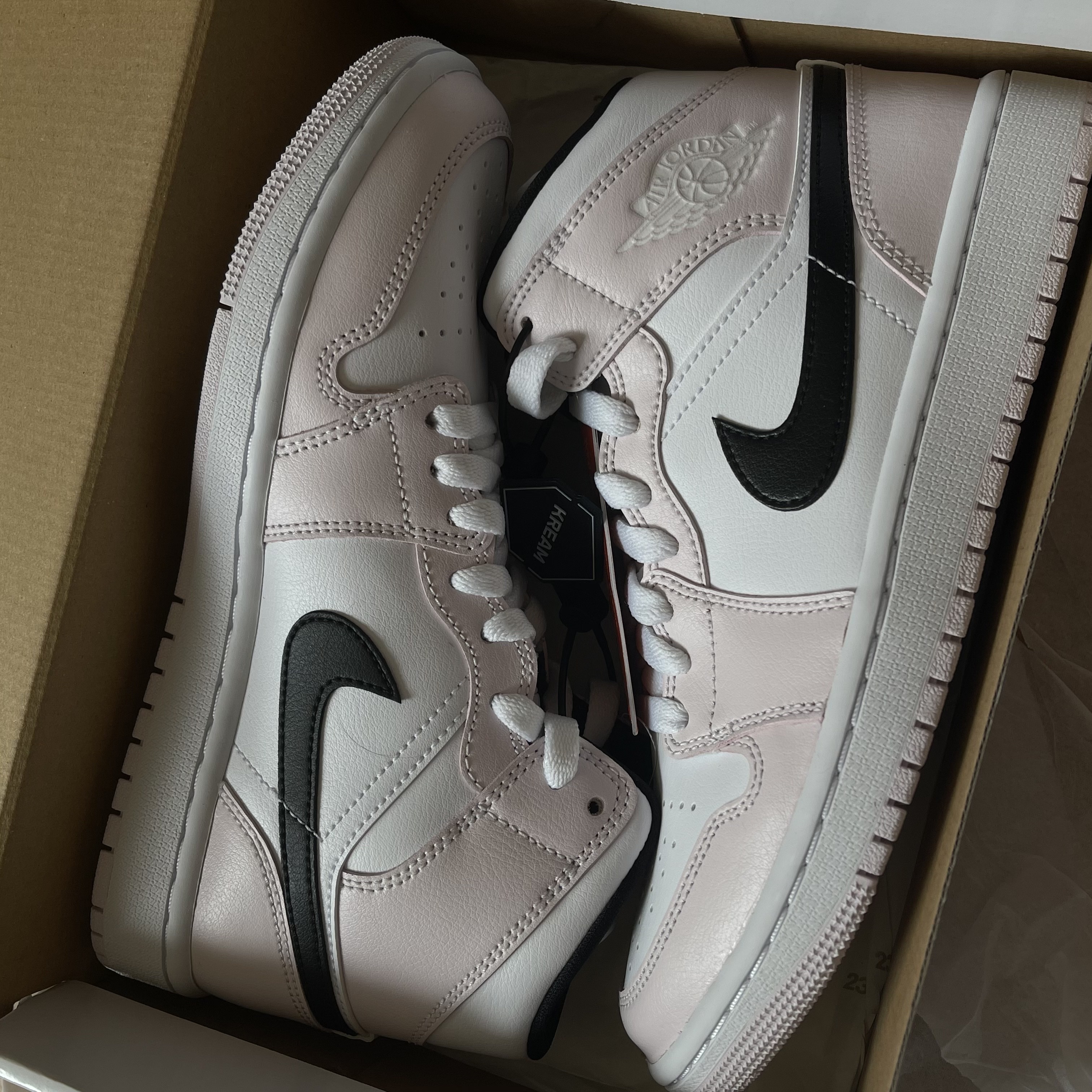 (W) Jordan 1 Mid Barely Rose 착용 스타일