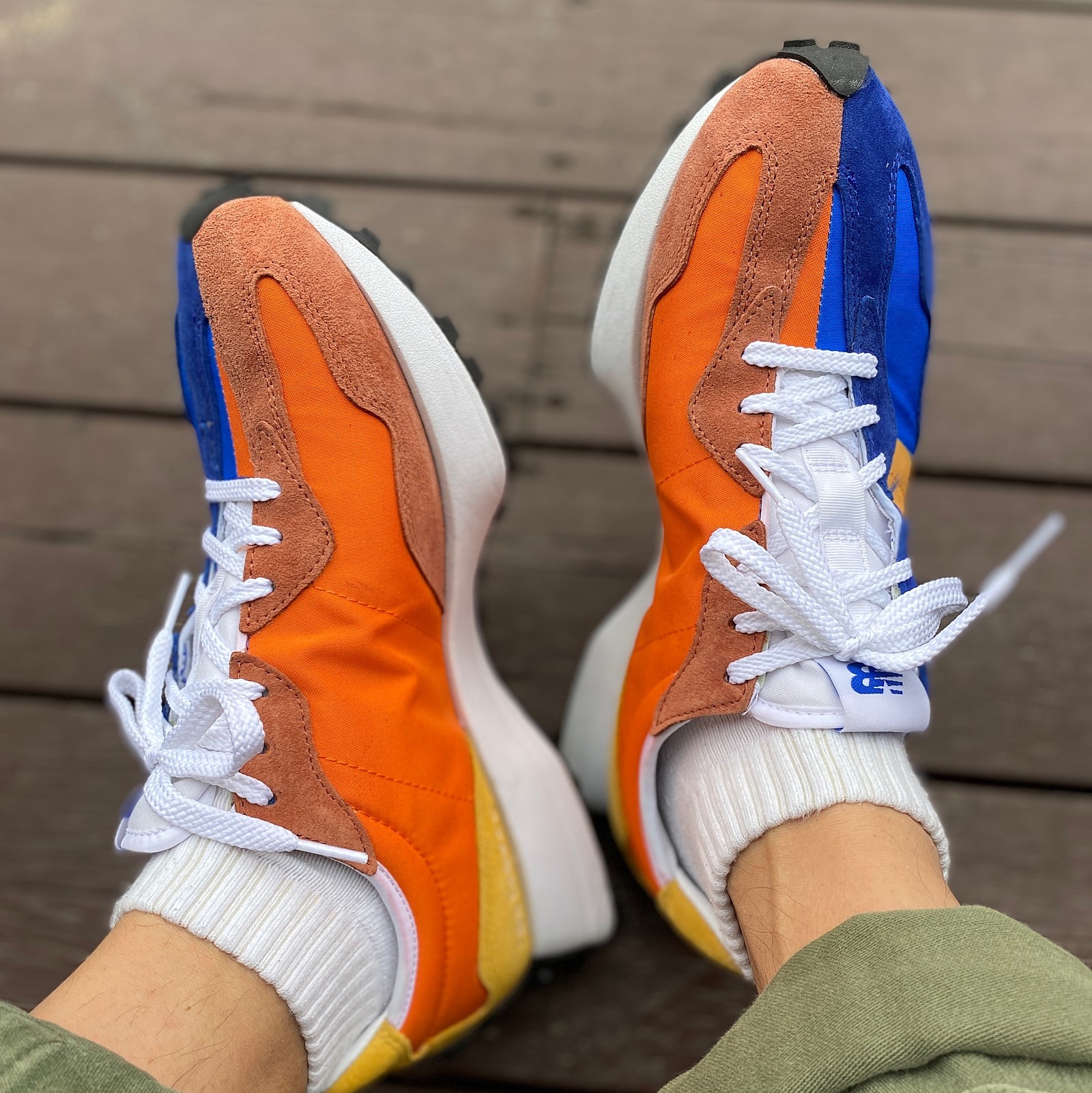New Balance 327 Blue Orange 착용 스타일