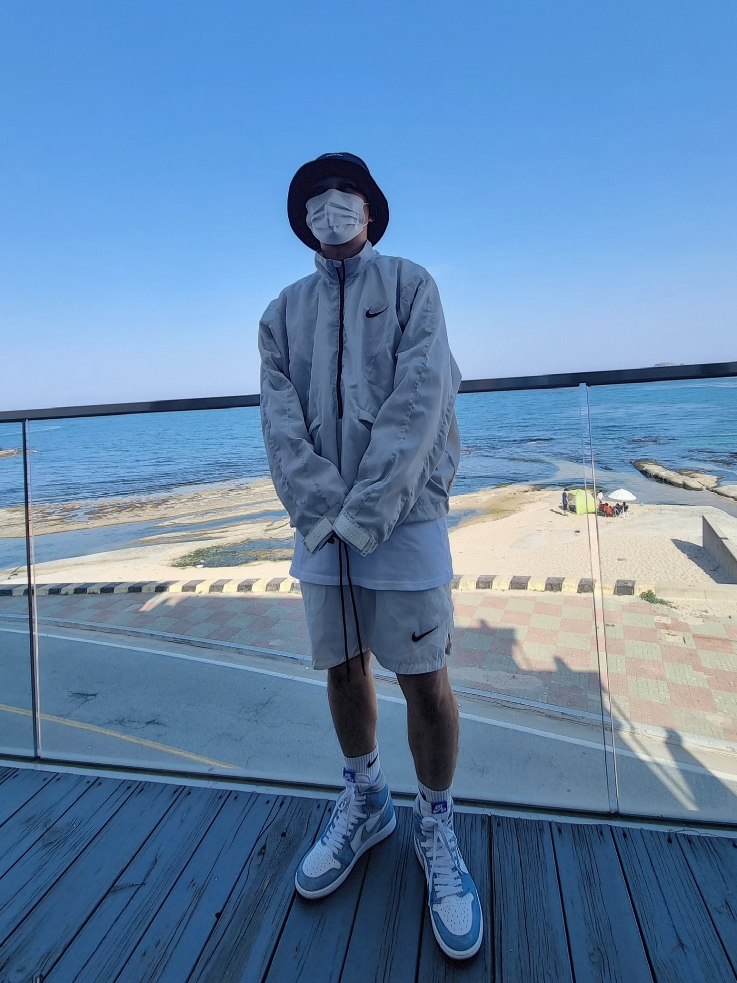 Jordan 1 Retro High OG Hyper Royal, Nike x Fear of God NRG Half Zip Jacket Pure Platinum 착용 스타일