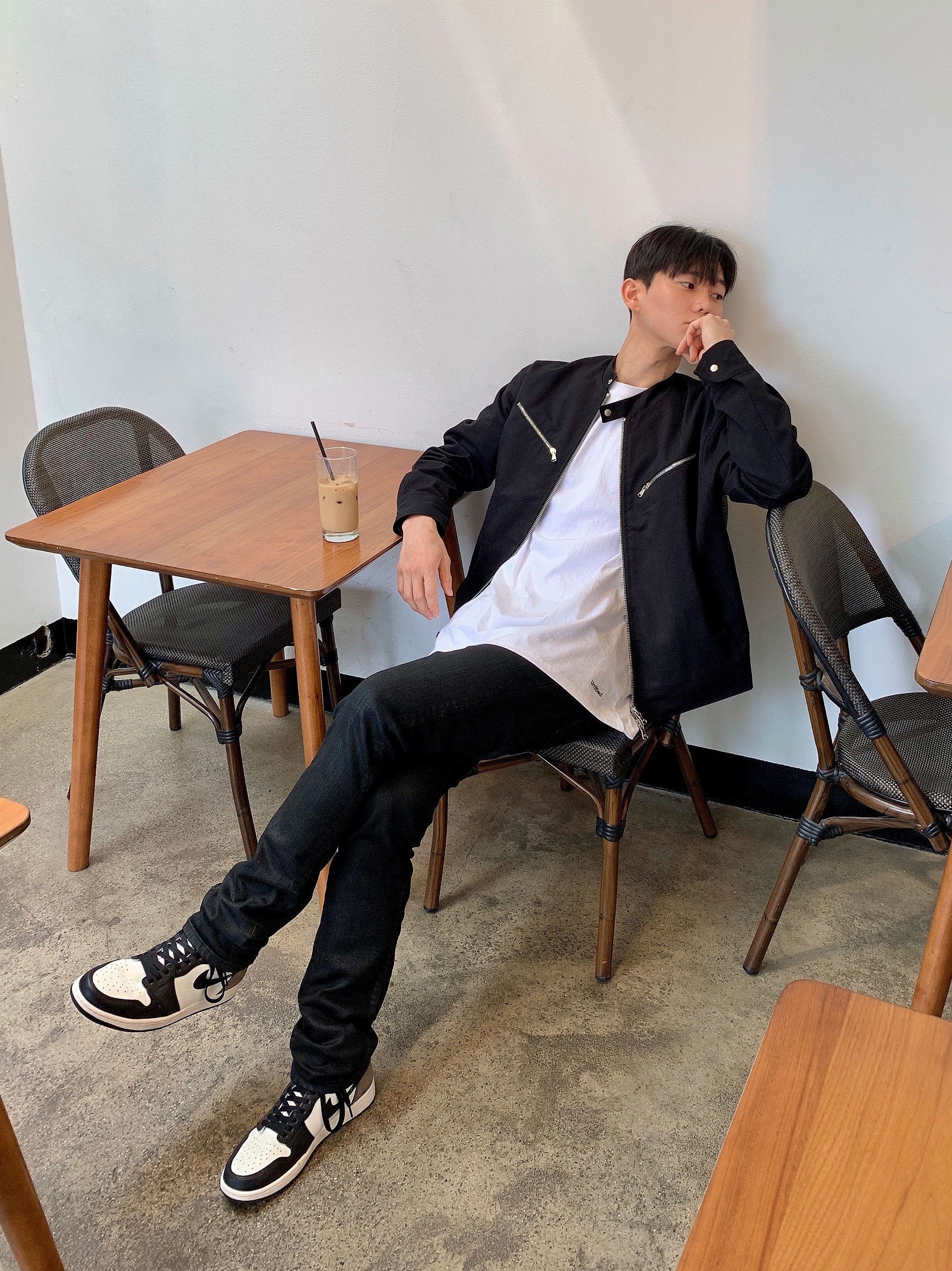 Jordan 1 Retro High OG Black Mocha 착용 스타일 - 3