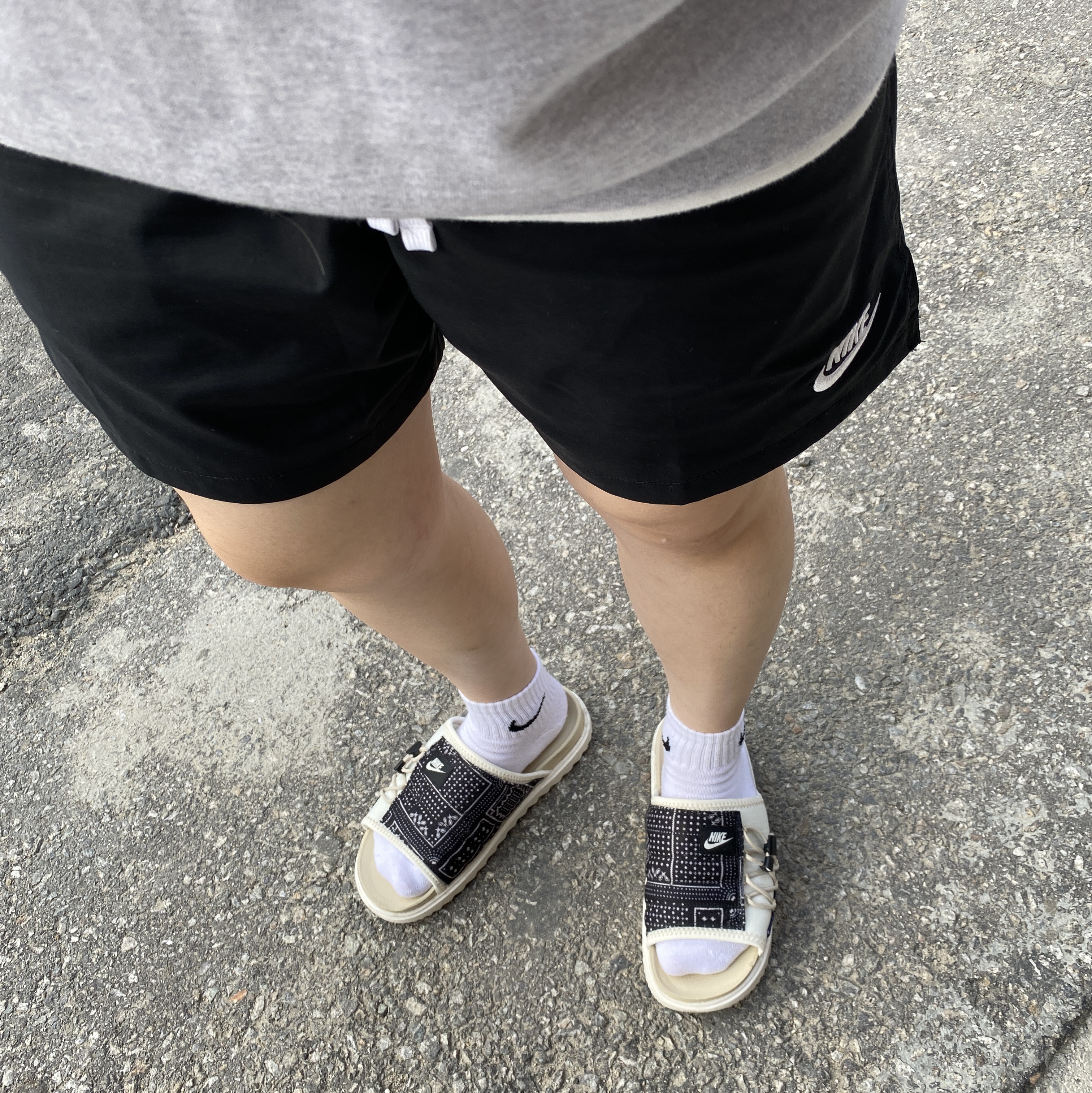 Nike Asuna Slide Pale Ivory Rattan 착용 스타일