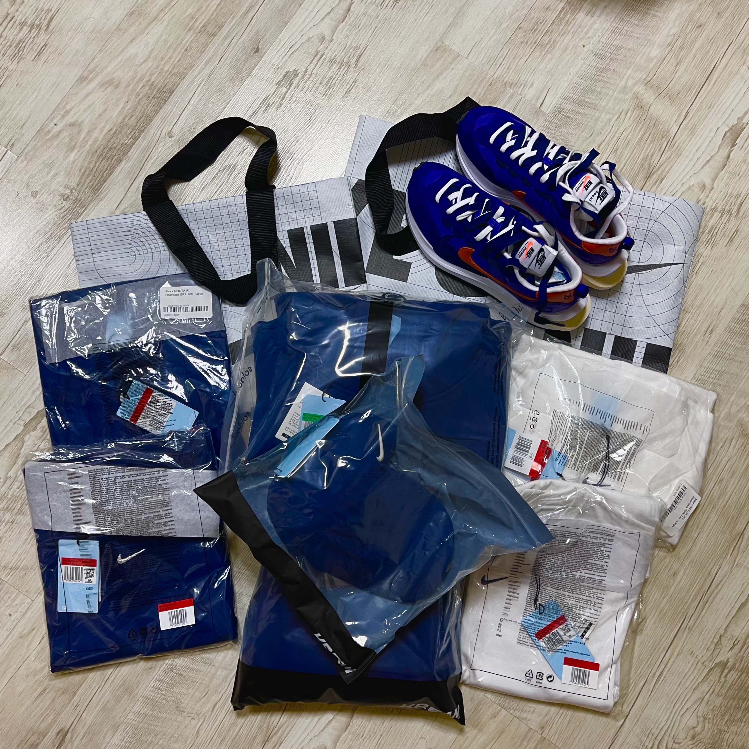 Nike x Sacai VaporWaffle Dark Iris, Nike x Drake Nocta Cardinal Stock Essential Hoodie Navy - Asia 착용 스타일