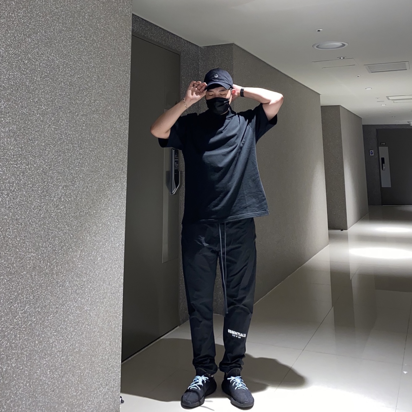 Adidas Yeezy Boost 350 V2 Black - Non-Reflective, Essentials Track Pants Black - 20FW 착용 스타일