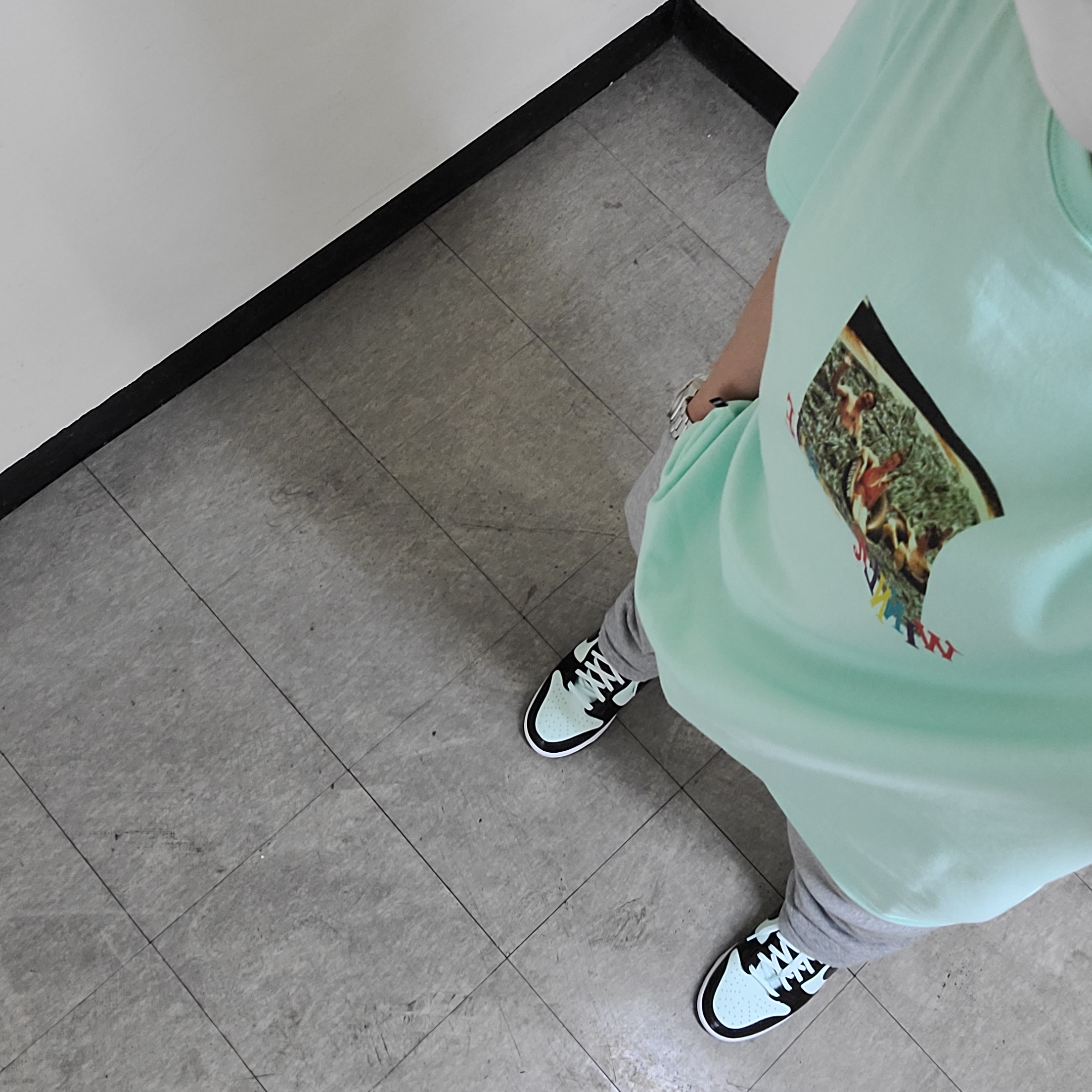 Nike Dunk High Barely Green 착용 스타일 - 2