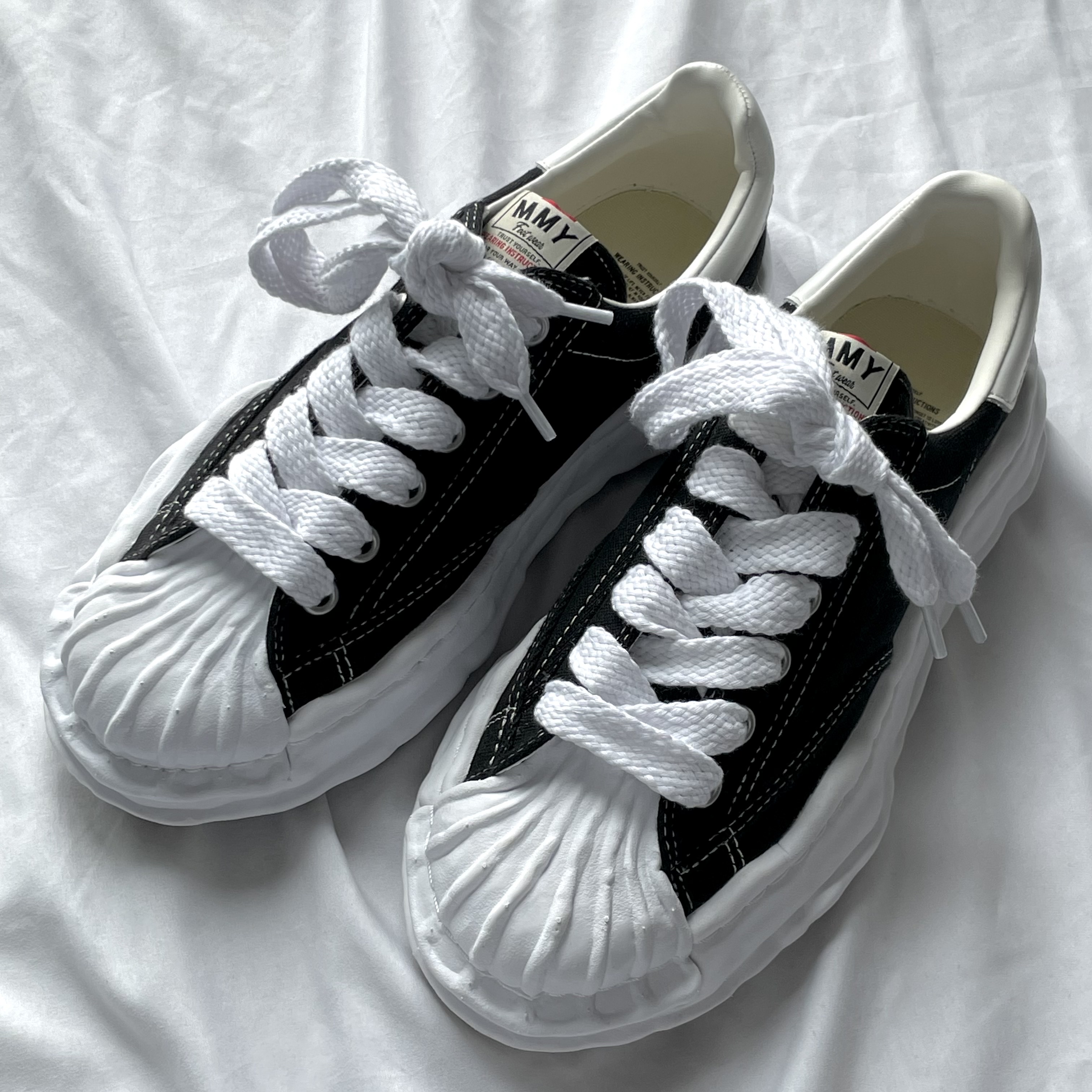 Maison Mihara Yasuhiro Blakey OG Sole Canvas Low-top Sneakers Black 착용 스타일