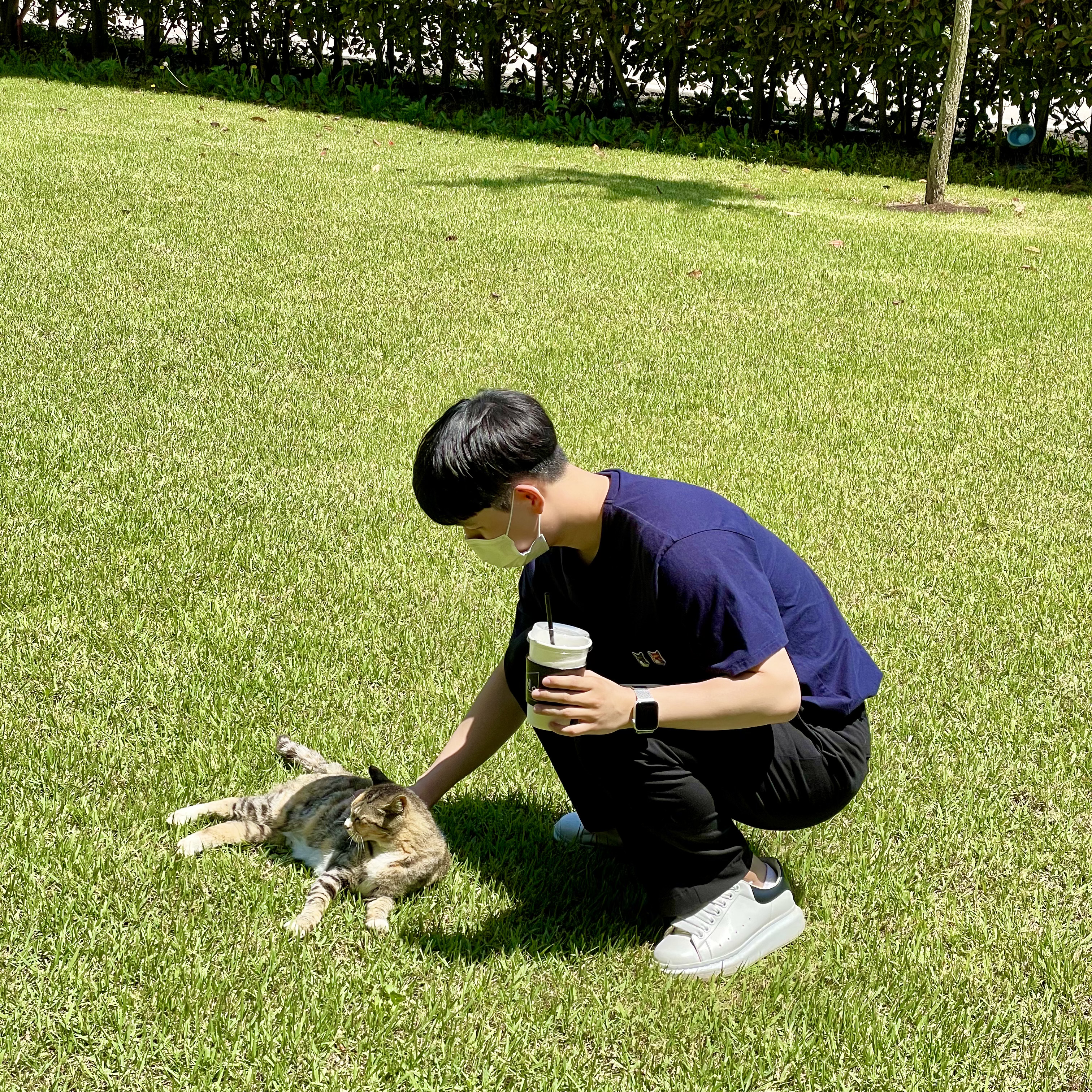 Alexander McQueen Oversized Sneakers White Black, Maison Kitsune Double Fox Head Patch Classic T-Shirt Anthracite 착용 스타일