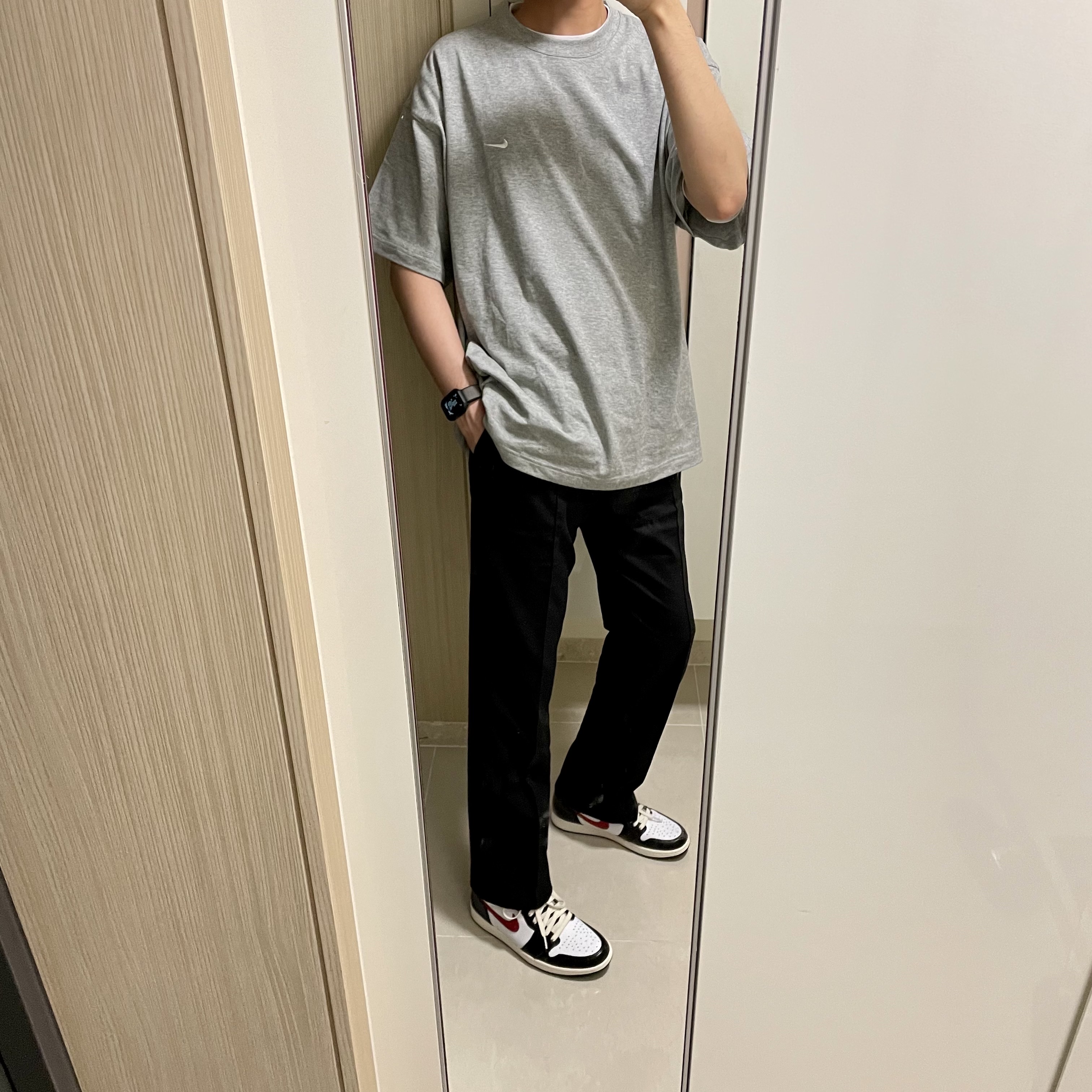 Jordan 1 Retro High OG Gym Red, Nike NRG Solo Swoosh T-Shirt Dark Grey Heather - US/EU 착용 스타일 - 2