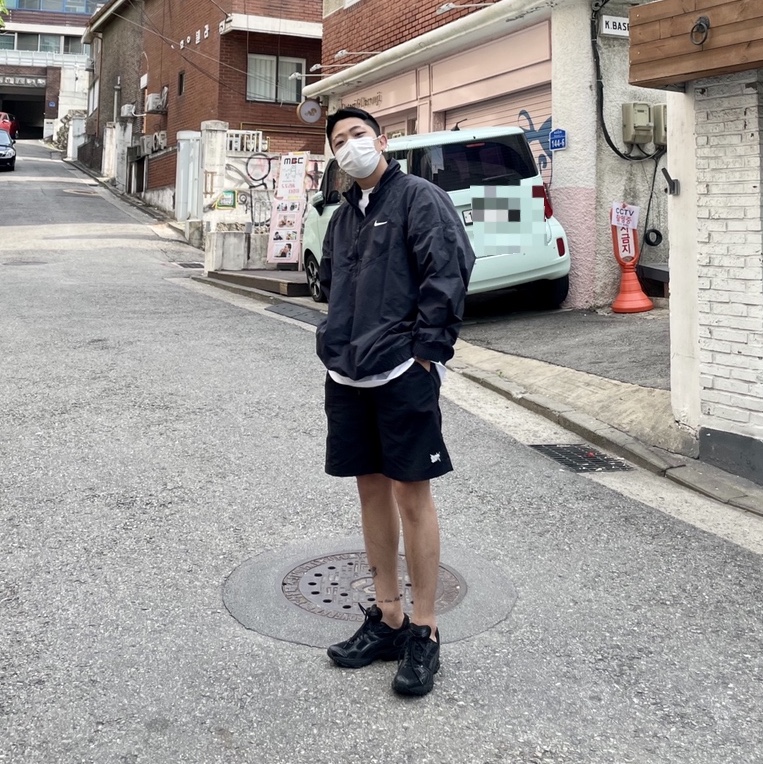 Nike x Stussy Windrunner Jacket Off Noir, Asics Gel-Kayano 26 Black - 2E Wide 착용 스타일 - 1