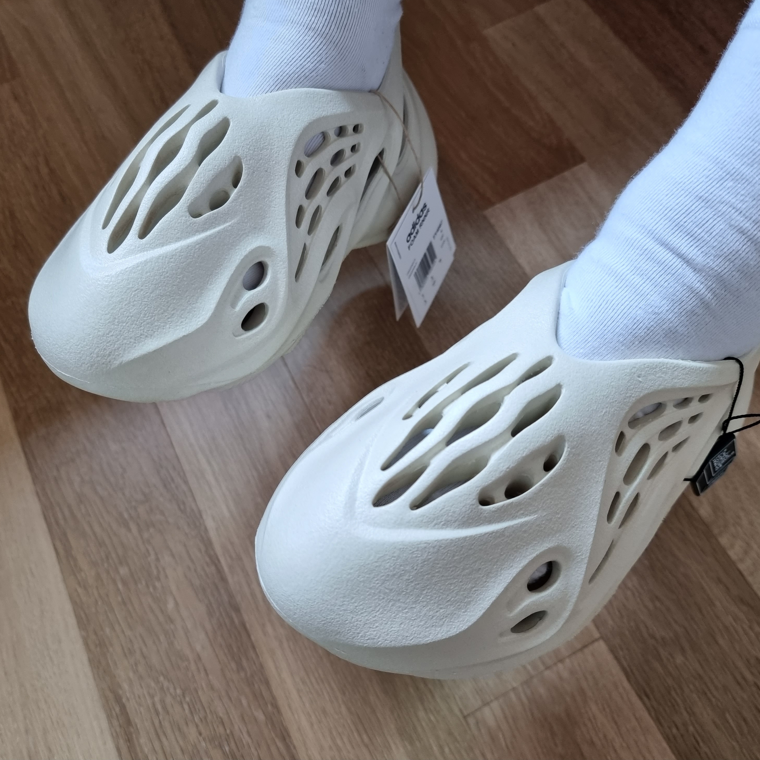 Adidas Yeezy Foam RNNR Sand 착용 스타일 - 1