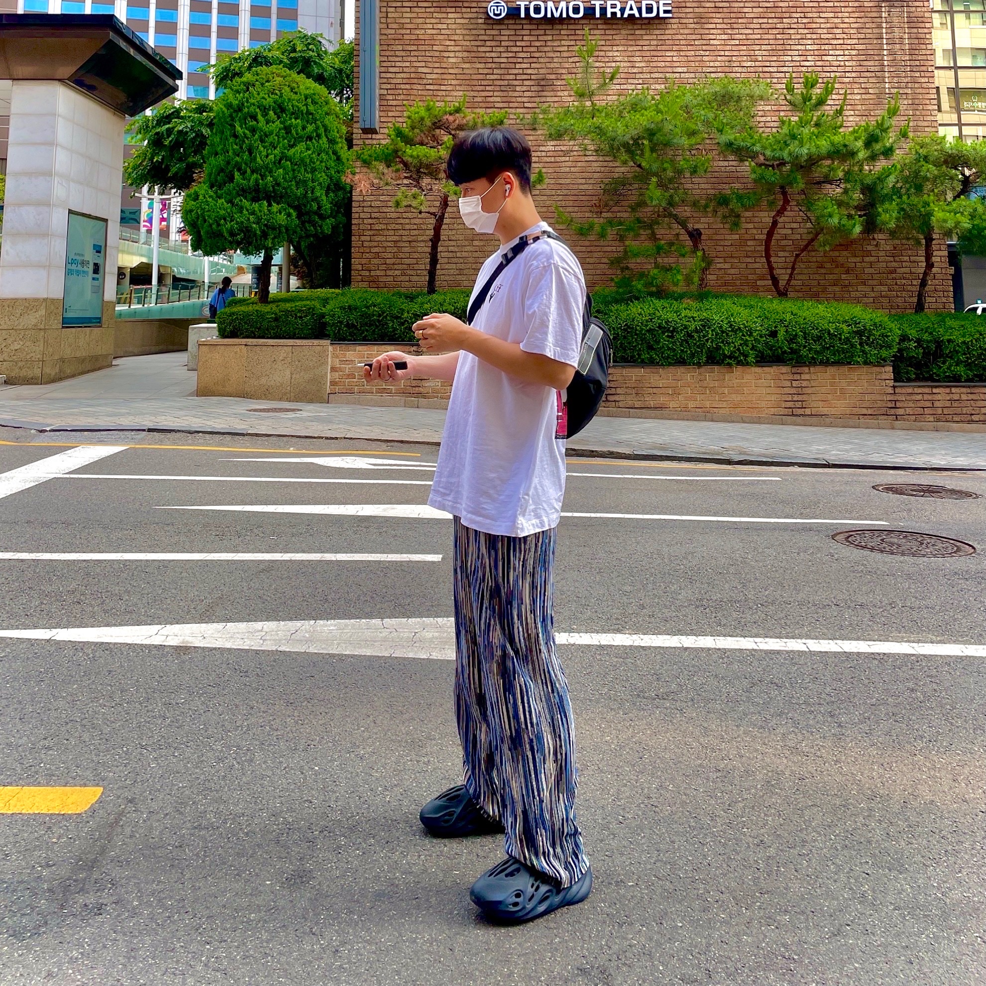 Adidas Yeezy Foam RNNR Mineral Blue 착용 스타일