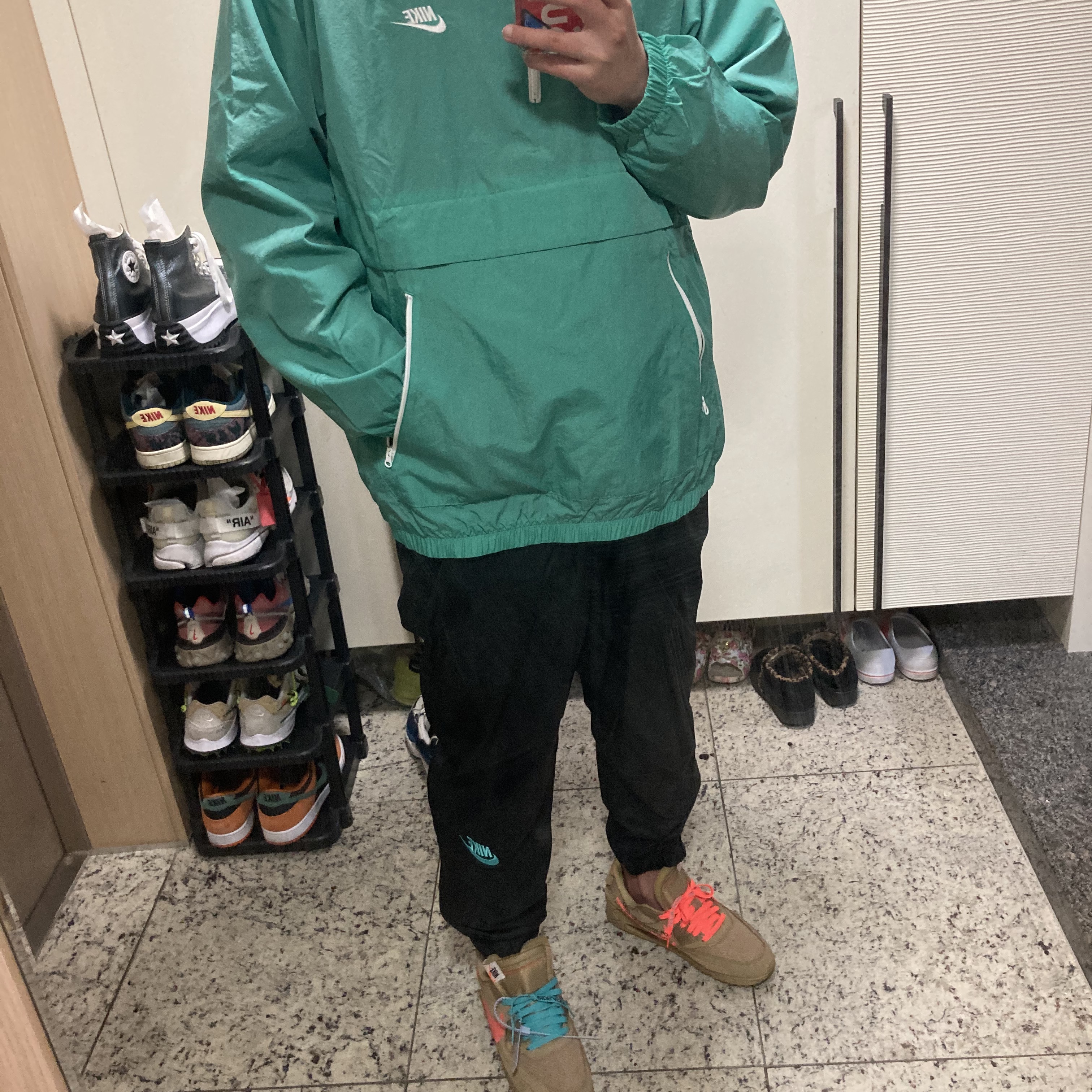 Nike x Off-White Air Max 90 V2 Desert Ore, Nike x Atmos NRG Vintage PTHWK Track Pants Black 착용 스타일