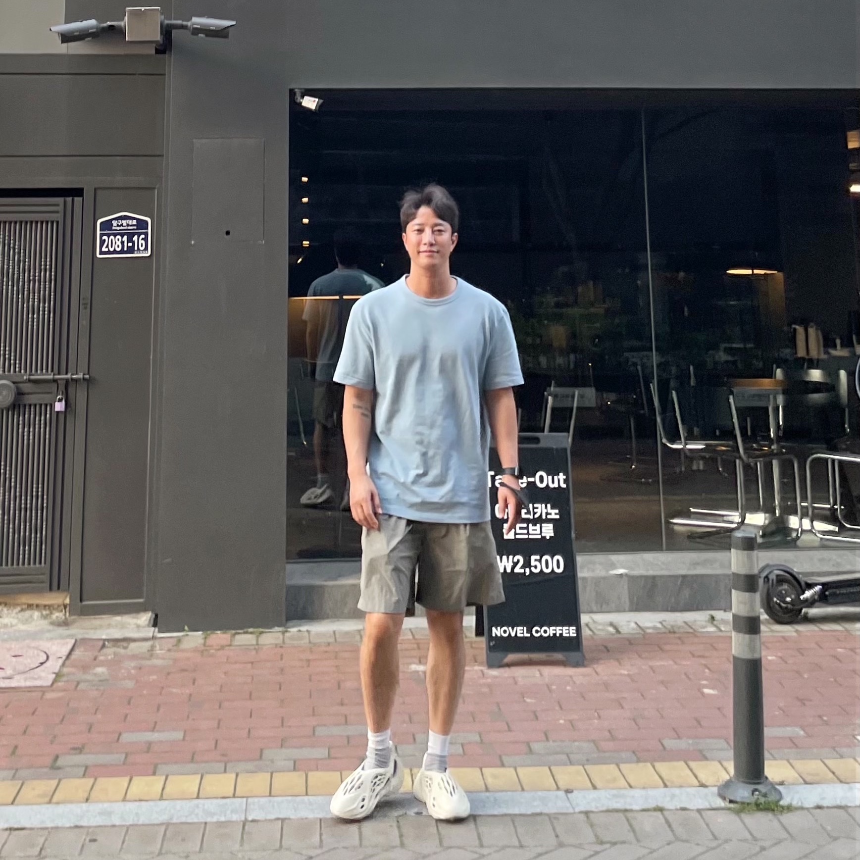 Adidas Yeezy Foam RNNR Sand 착용 스타일