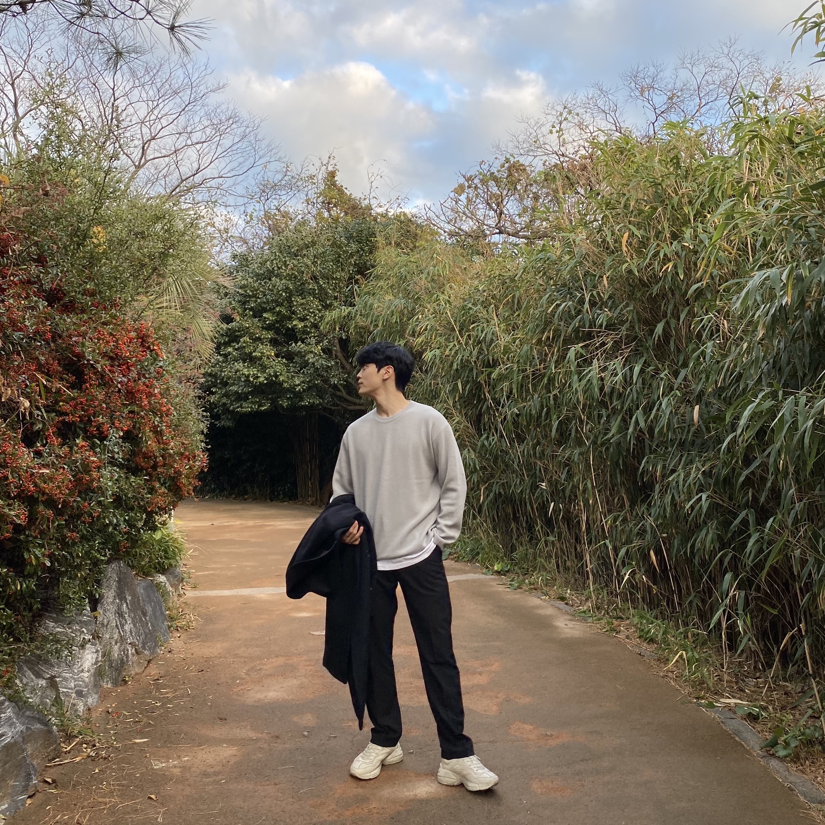 Gucci Rhyton Leather Sneakers Distressed Ivory 착용 스타일