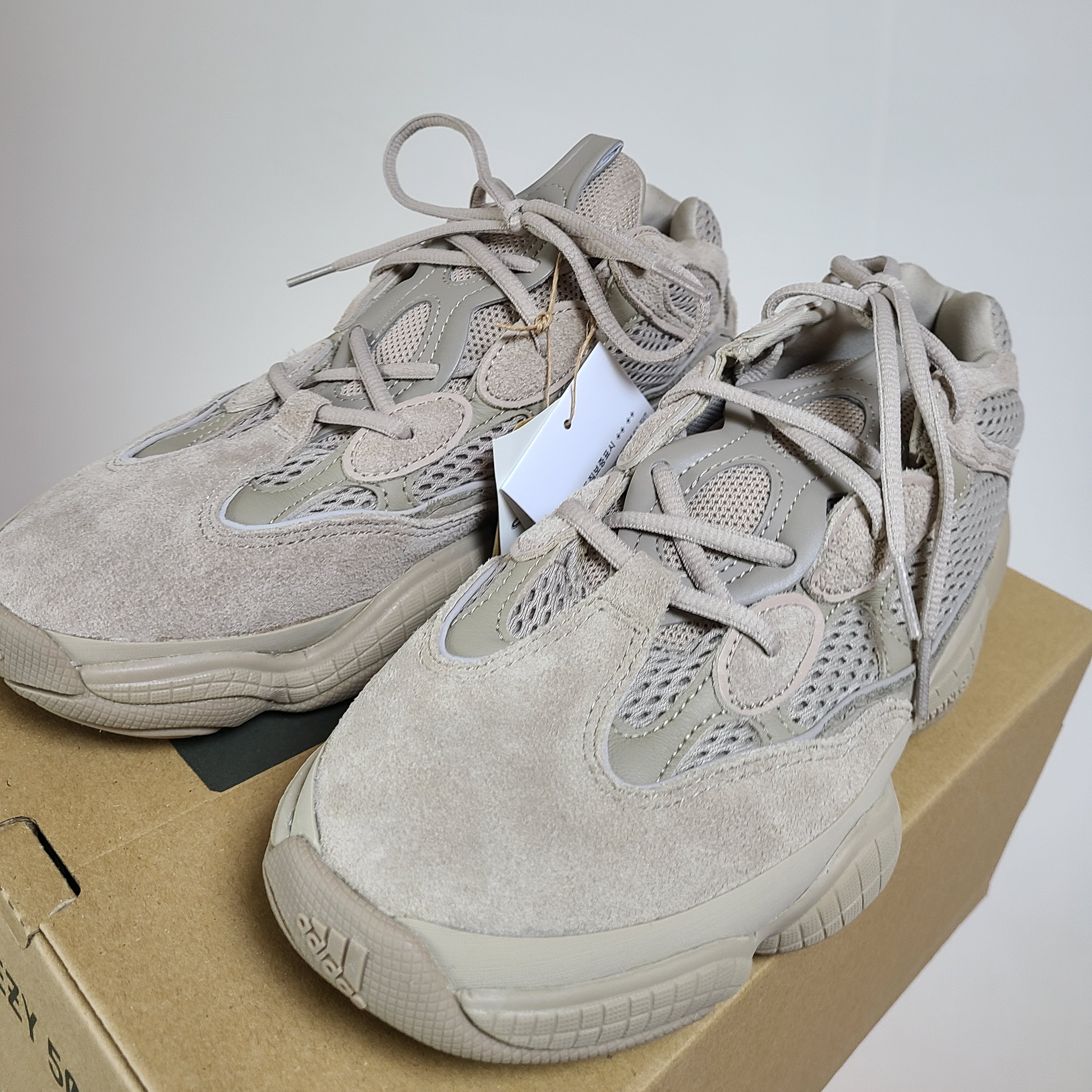 Adidas Yeezy 500 Taupe Light 착용 스타일 - 2