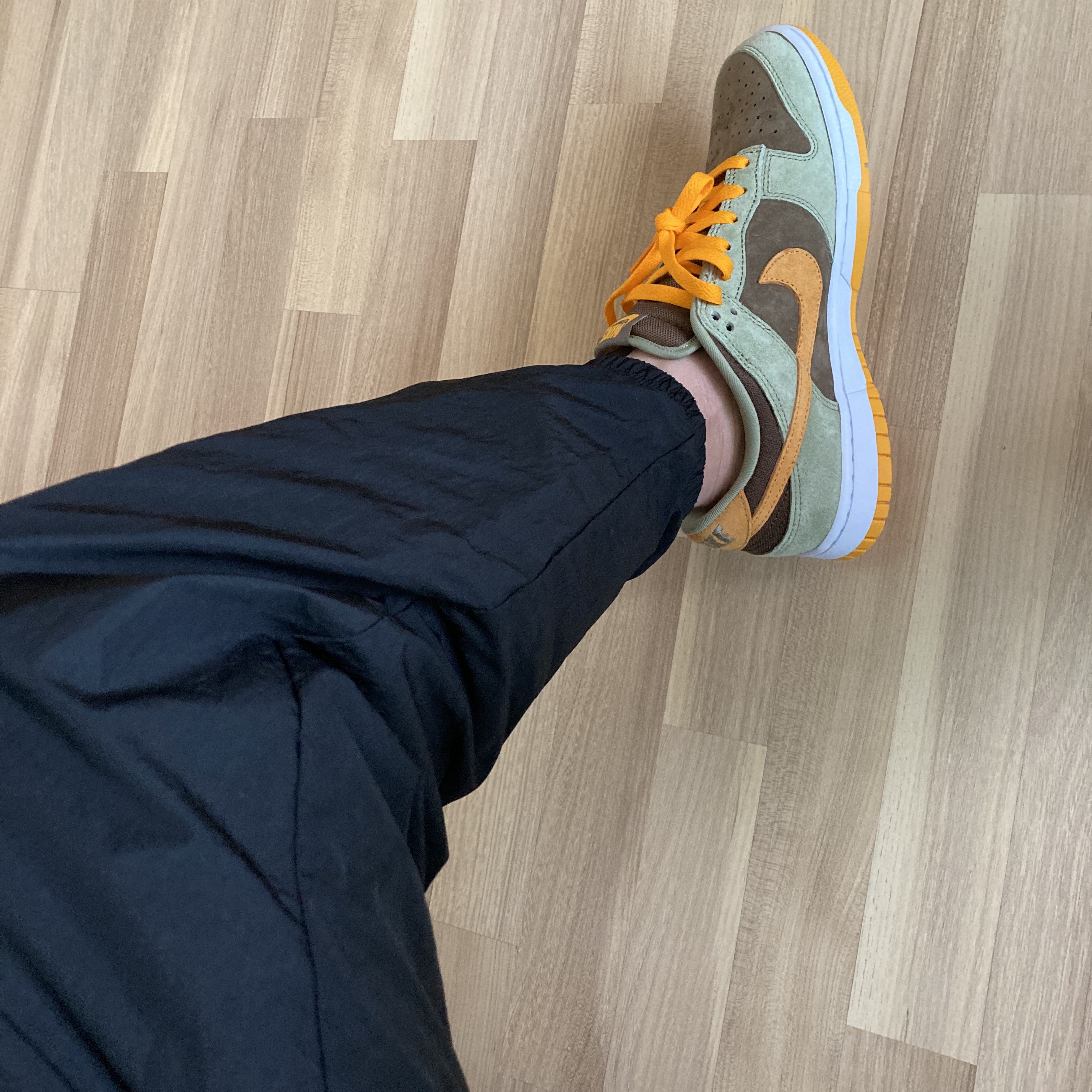Nike Dunk Low SE Dusty Olive, Nike M NRG Solo Swoosh Track Pants Black - Asia 착용 스타일 - 3