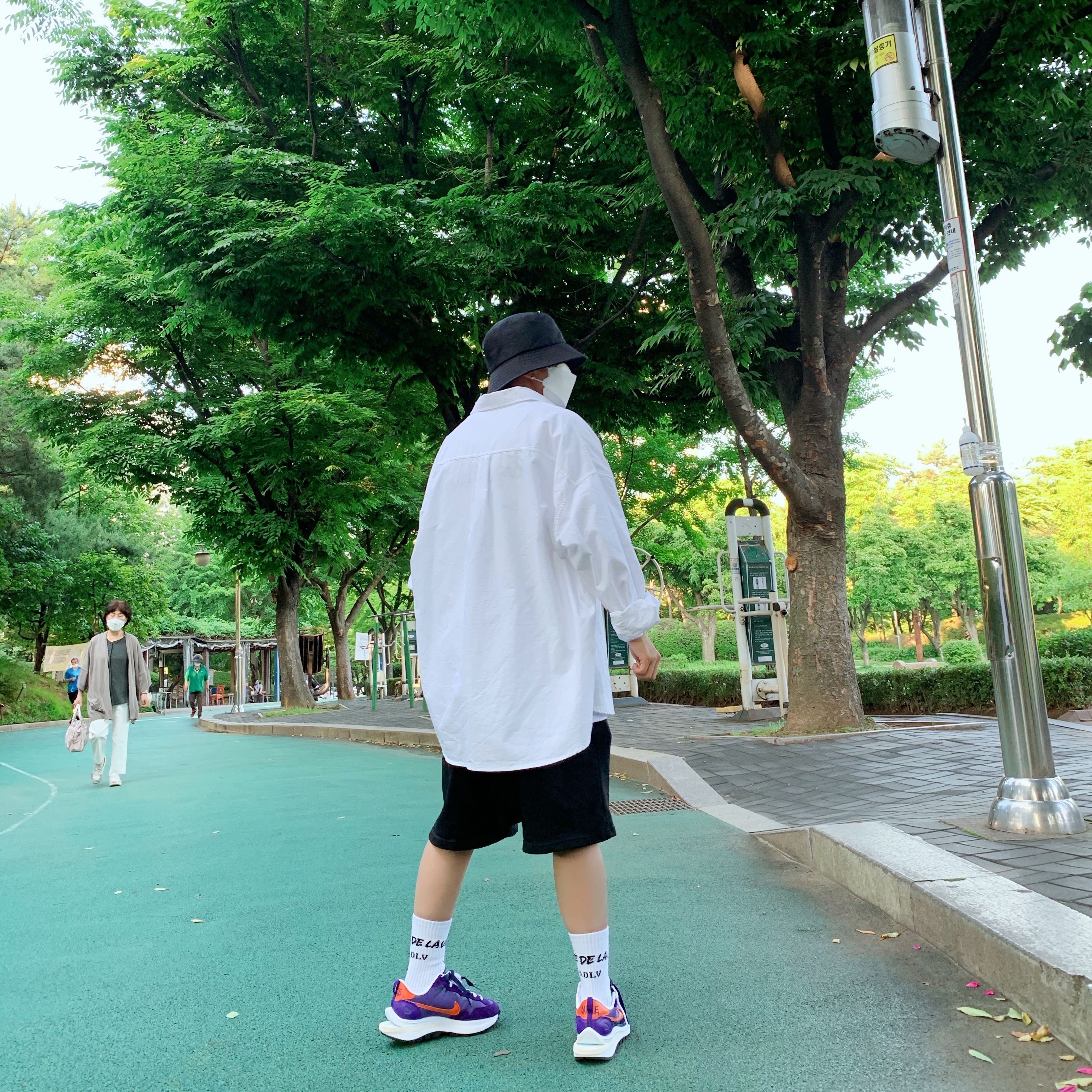 Nike x Sacai VaporWaffle Dark Iris 착용 스타일 - 1