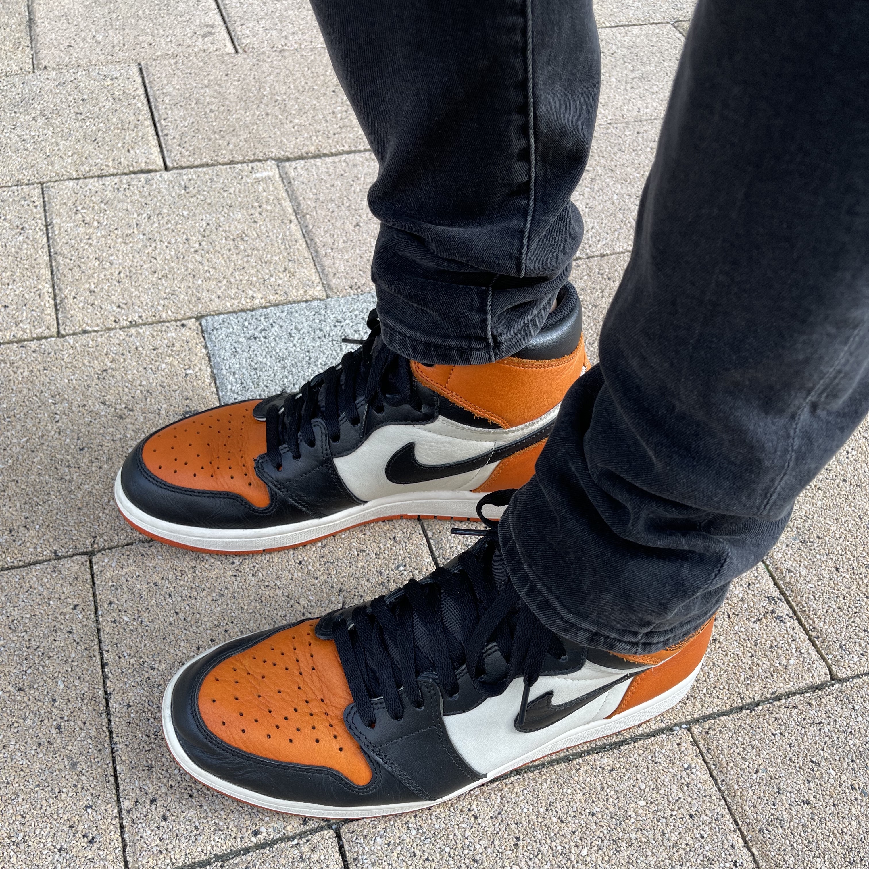 Jordan 1 Retro Shattered Backboard, Essentials 3D Silicon Applique Boxy T-Shirt Dark Slate/Black 2020 착용 스타일 - 2