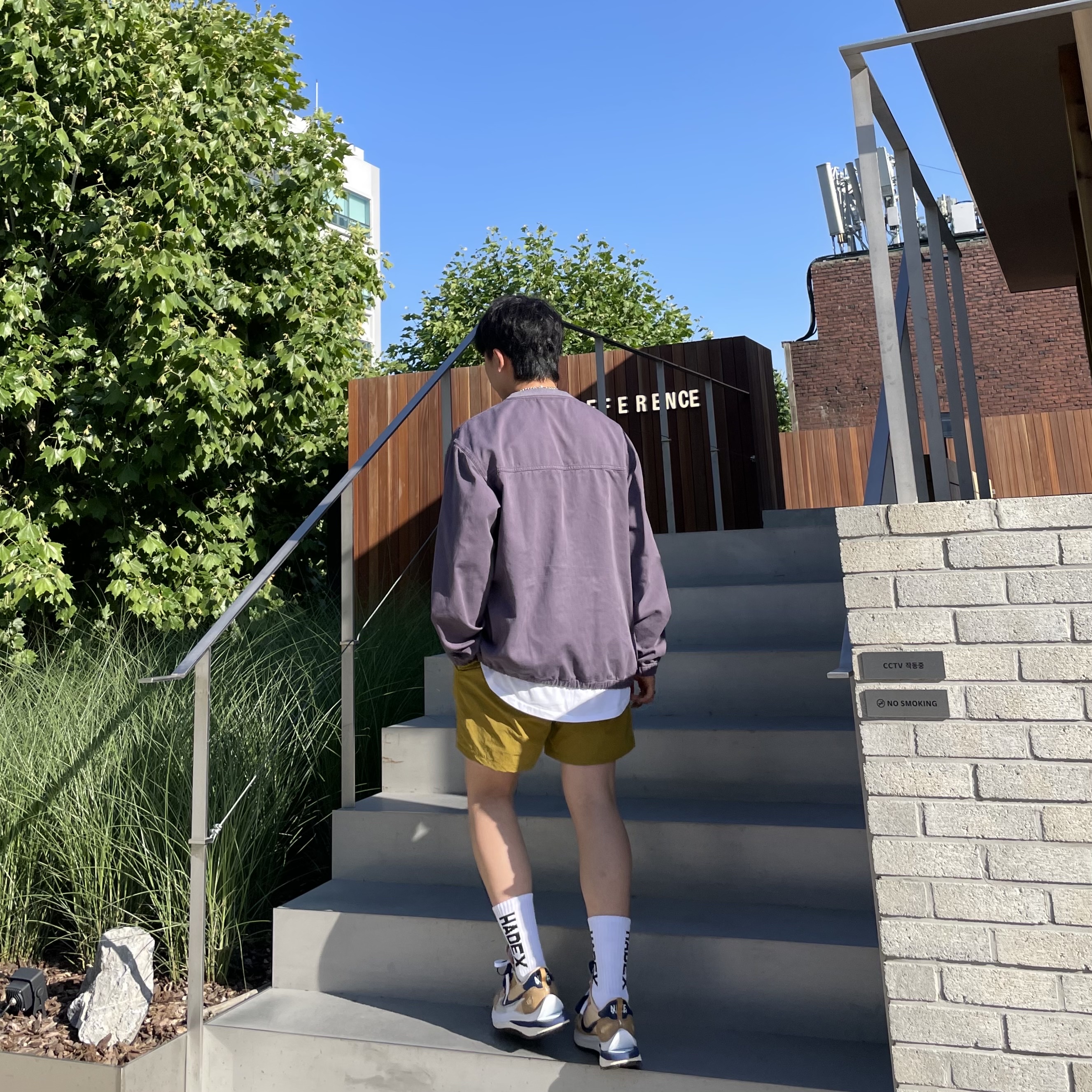 Nike x Sacai VaporWaffle Sesame and Blue Void 착용 스타일 - 3