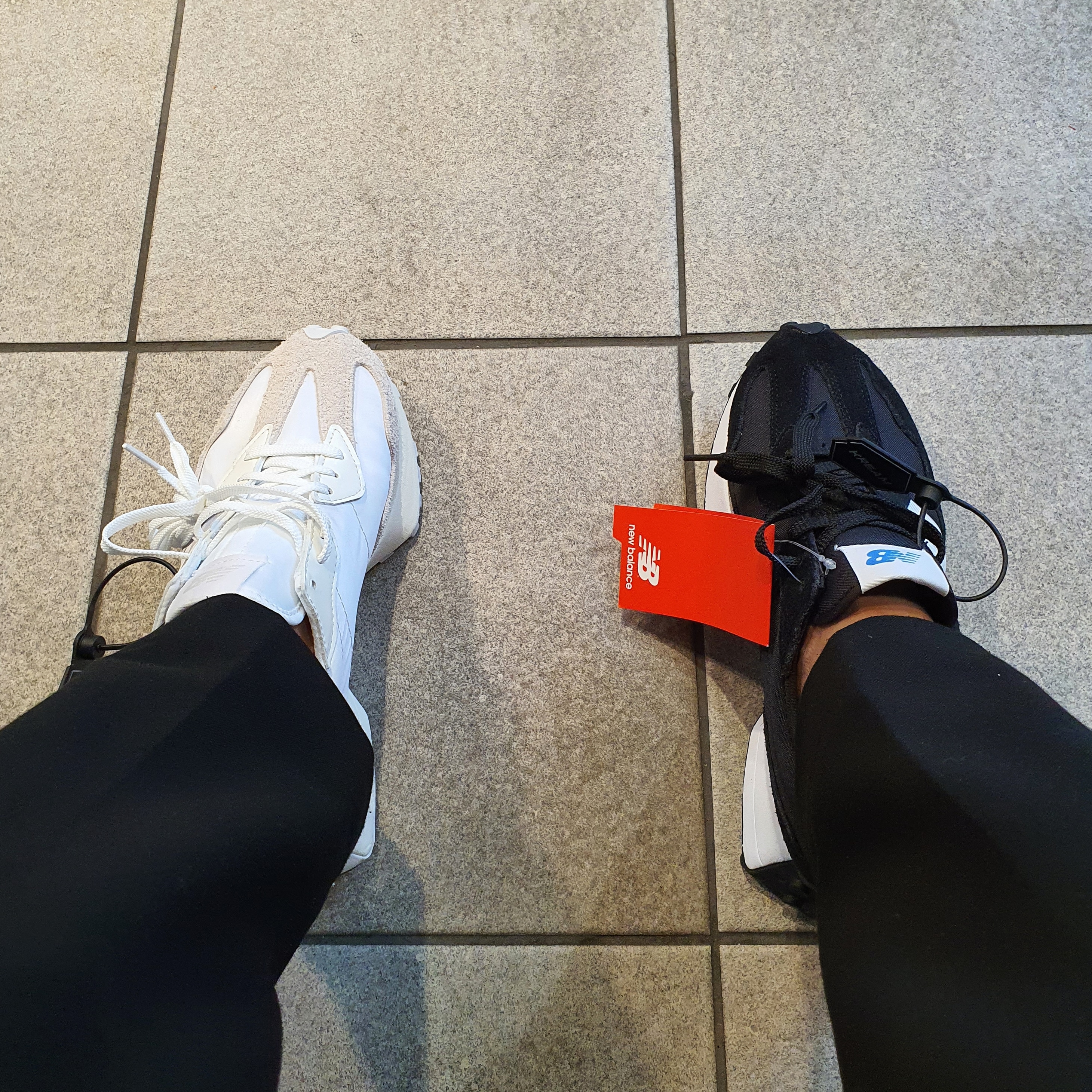 (W) New Balance 327 White Moonbeam, New Balance 327 Black 착용 스타일