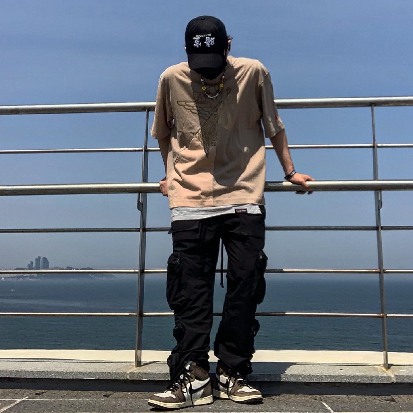 Jordan 1 x Travis Scott Retro High OG SP Mocha, Jordan x Travis Scott S/S Top - Asia 착용 스타일 - 1