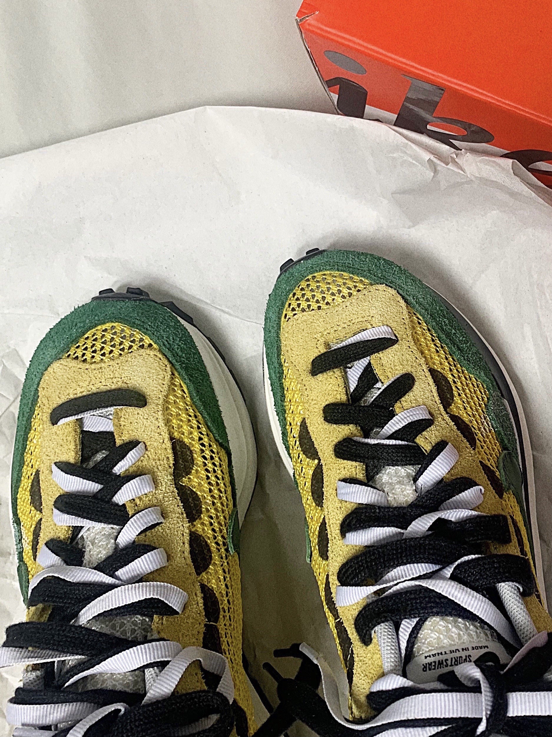 Nike x Sacai VaporWaffle Tour Yellow & Gorge Green Sail 착용 스타일 - 3