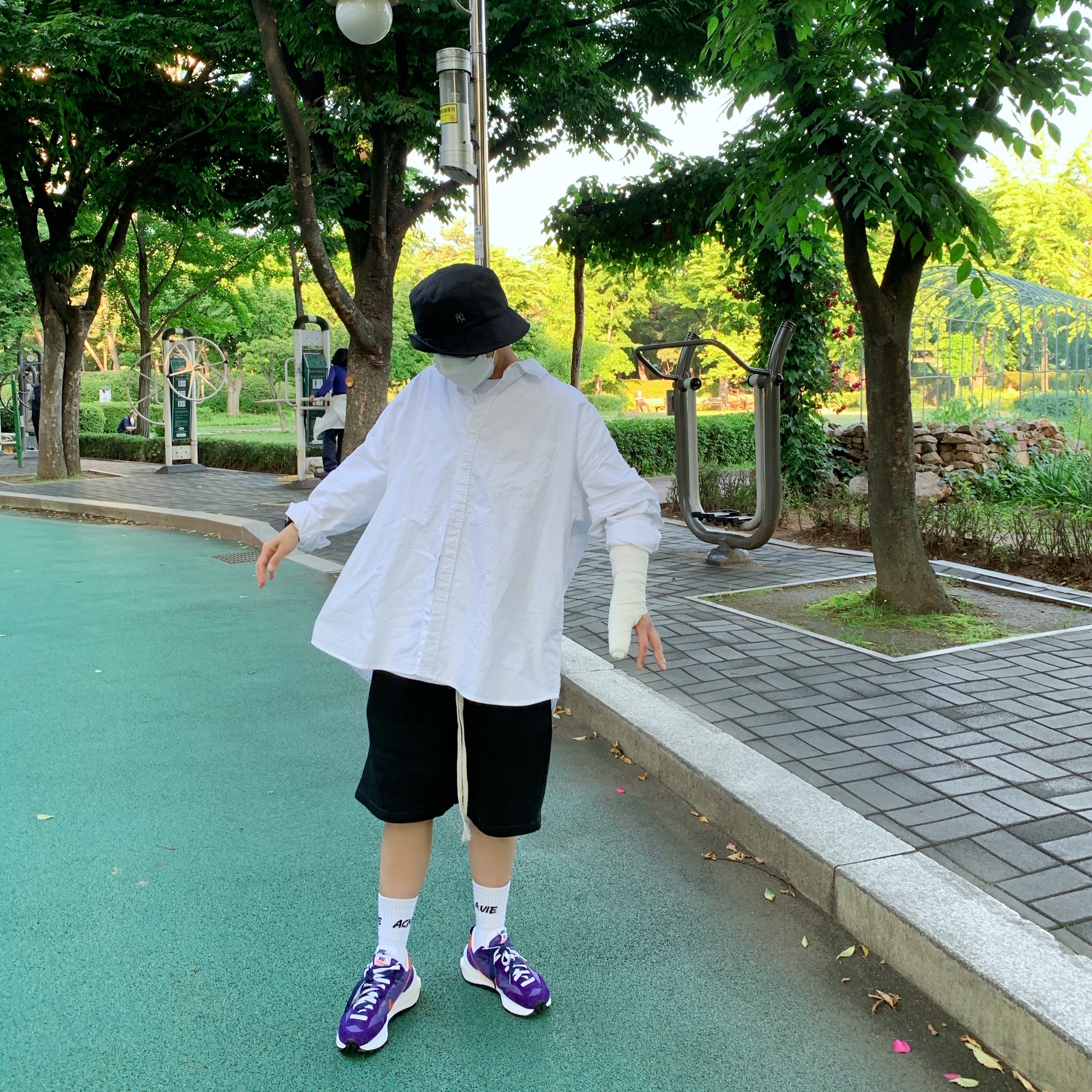 Nike x Sacai VaporWaffle Dark Iris 착용 스타일 - 2