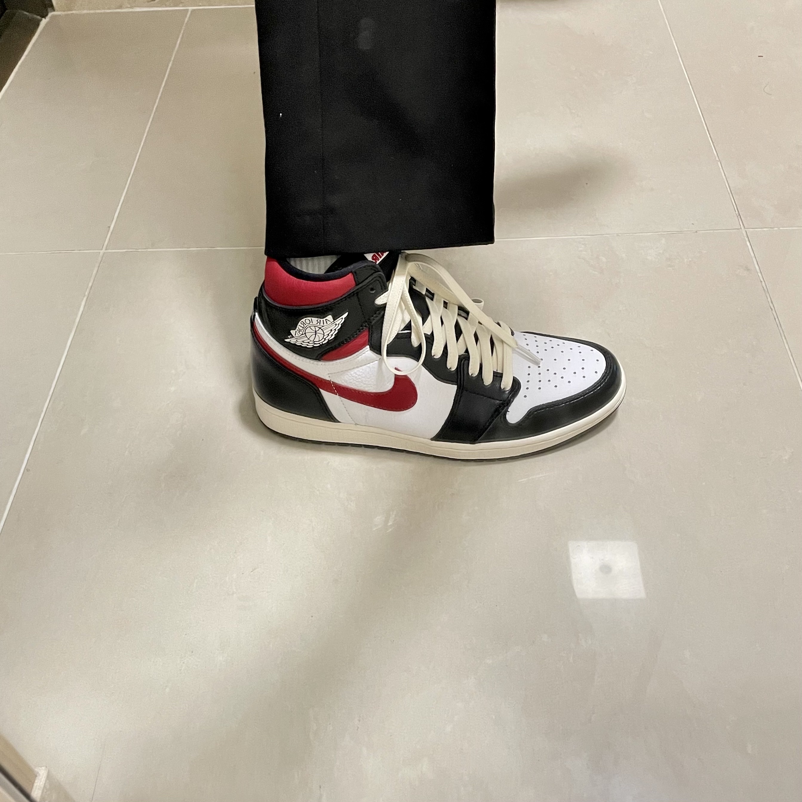 Jordan 1 Retro High OG Gym Red, Nike NRG Solo Swoosh T-Shirt Dark Grey Heather - US/EU 착용 스타일 - 3