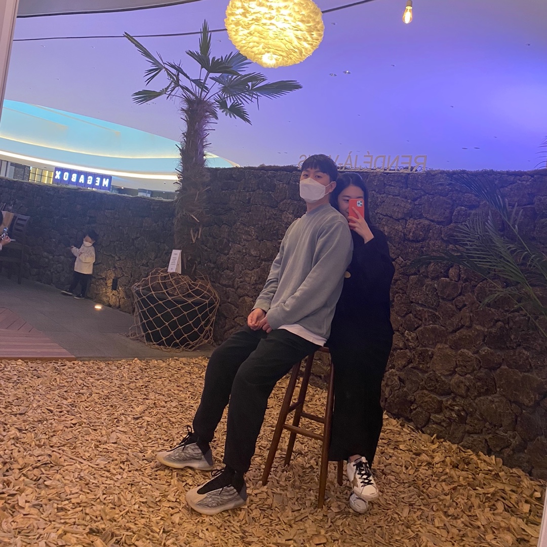 Adidas Yeezy QNTM Lifestyle 착용 스타일