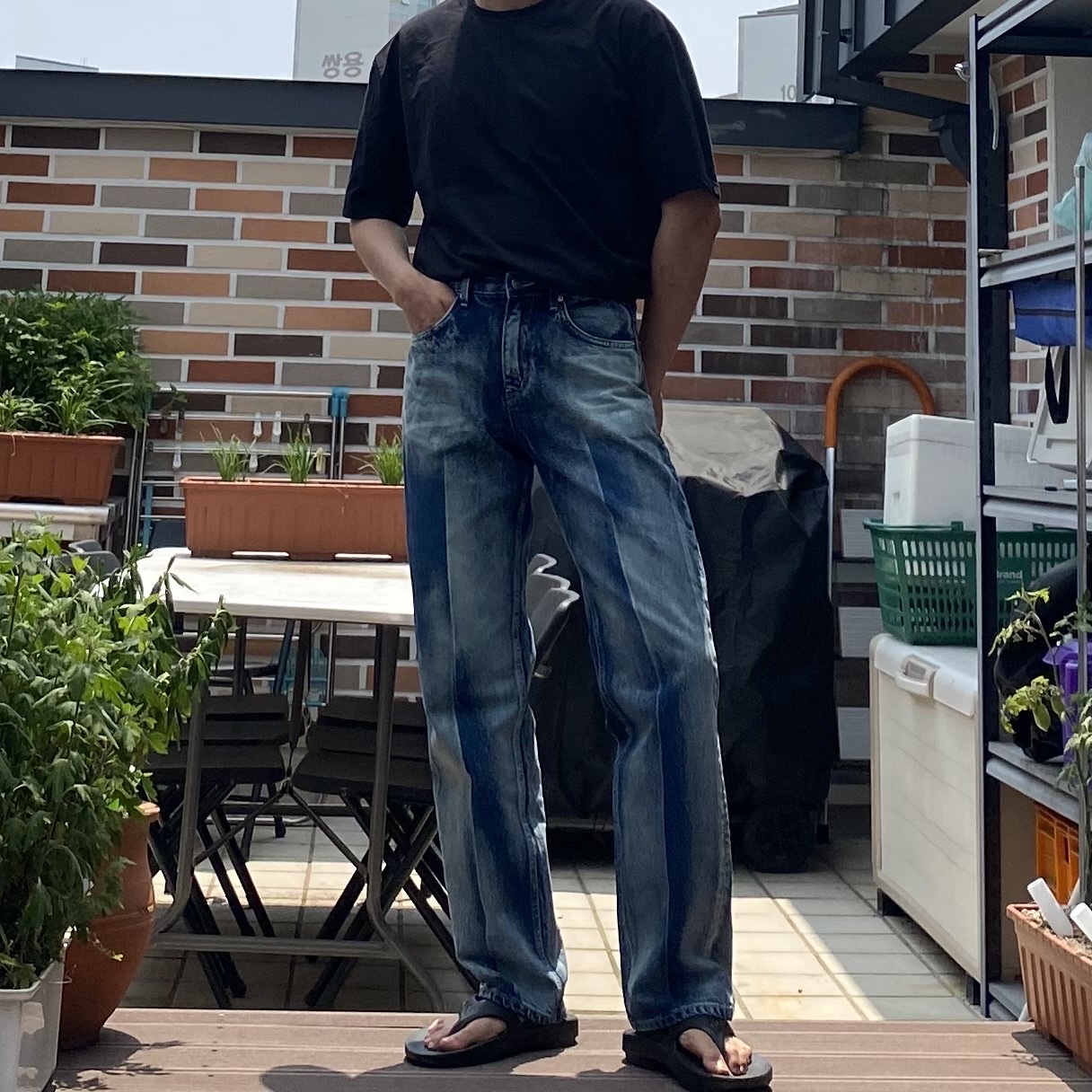 Oofos x Andersson Bell OOriginal Flip Flop Black 착용 스타일 - 1
