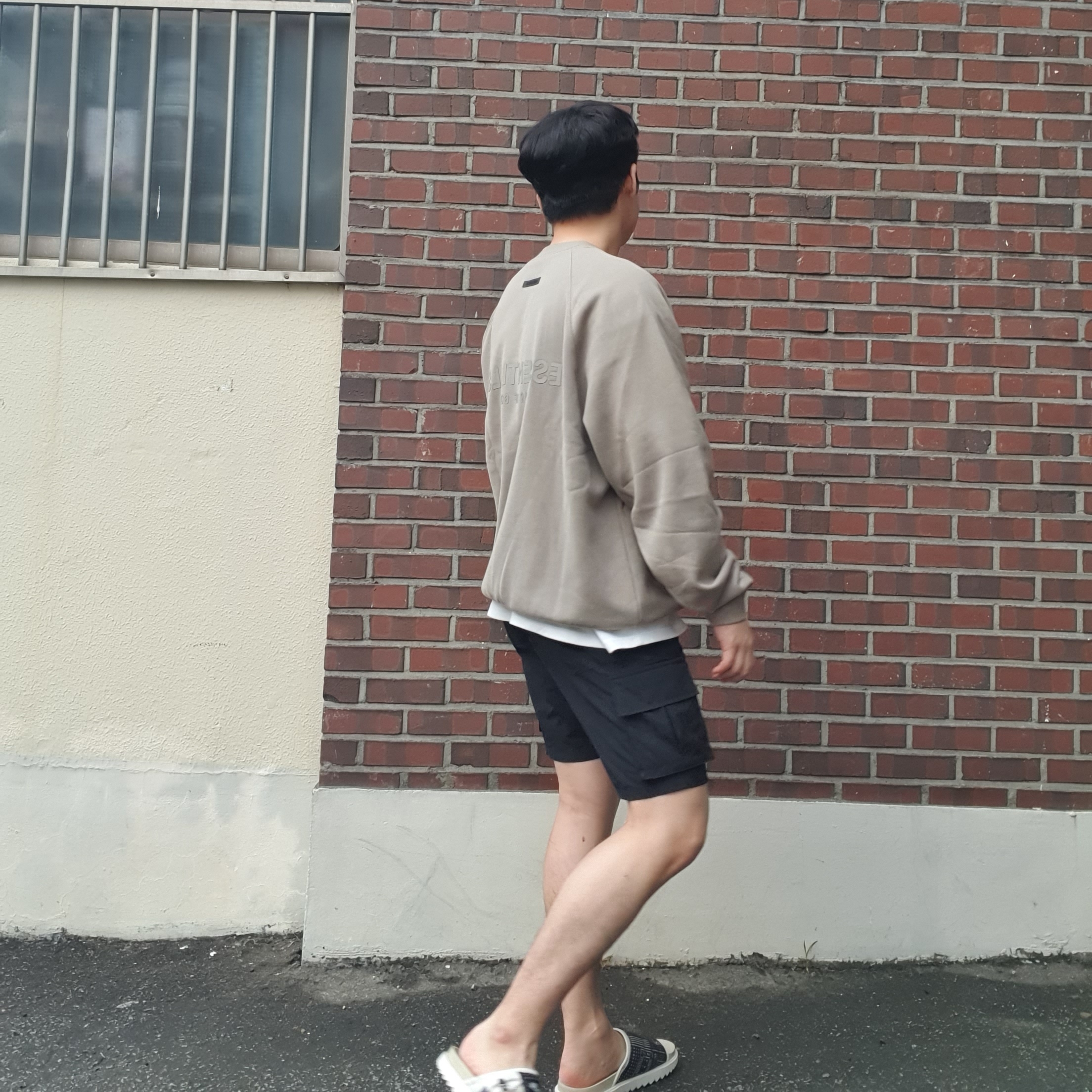 Essentials Pull-Over Crewneck Sweatshirt Moss - 21SS, Nike Asuna Slide Pale Ivory Rattan 착용 스타일