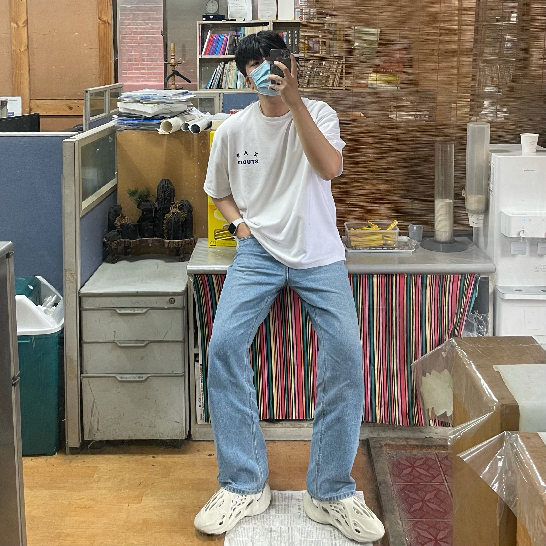 IAB Studio T-Shirt White, Adidas Yeezy Foam RNNR Sand 착용 스타일 - 1