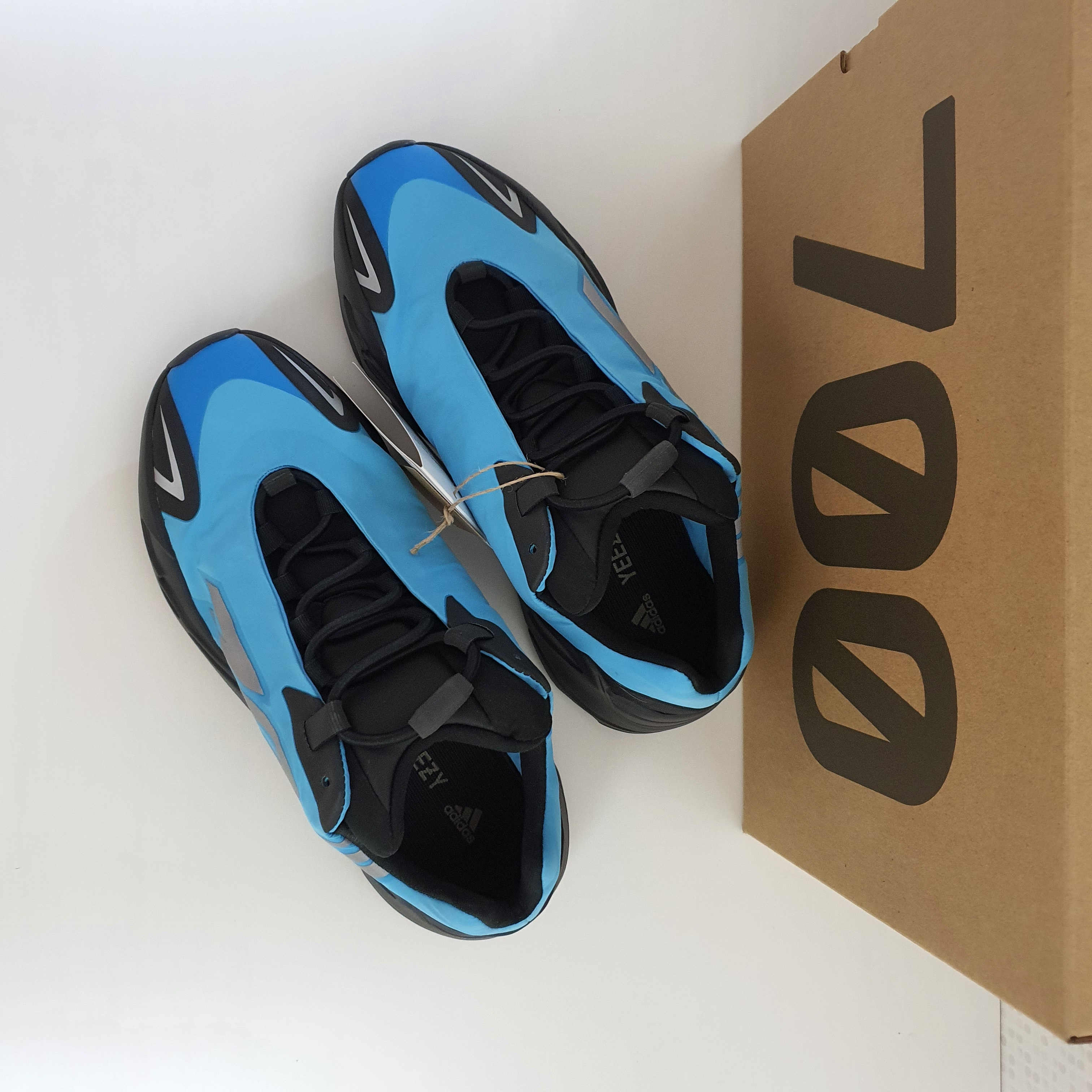 Adidas Yeezy Boost 700 MNVN Bright Cyan 착용 스타일 - 5