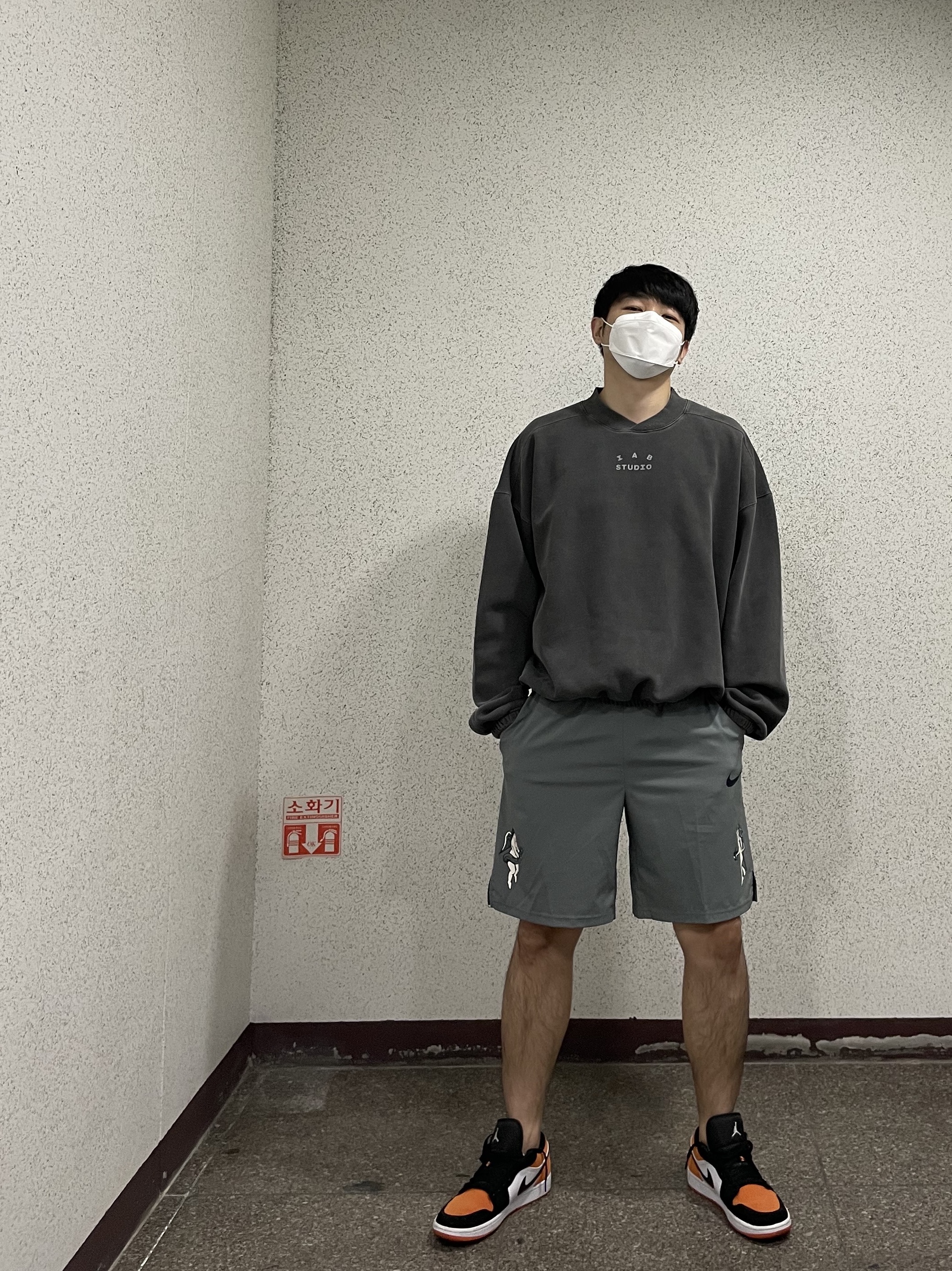 IAB Studio Pigment Crewneck Black, Jordan 1 Low Shattered Backboard 착용 스타일