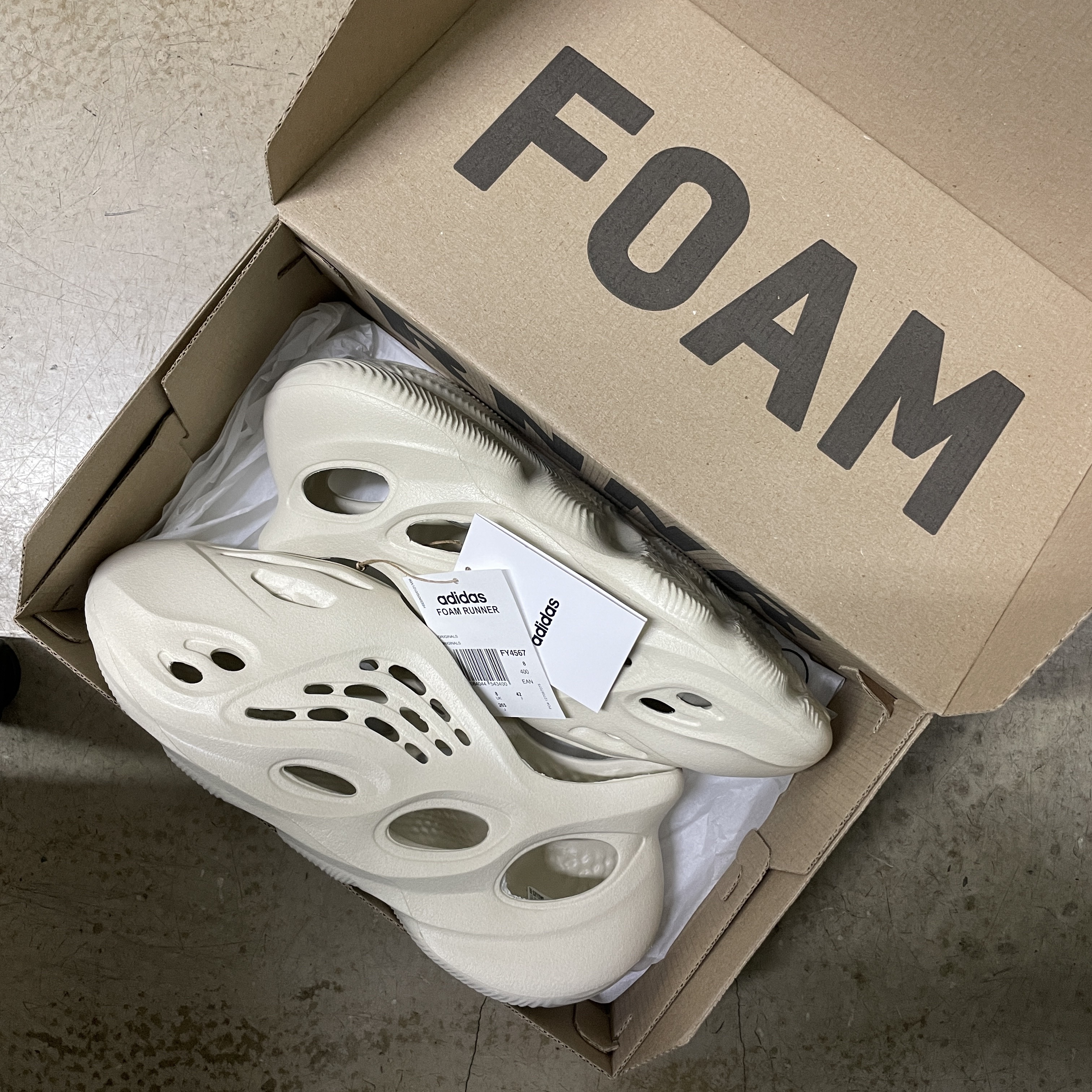 Adidas Yeezy Foam RNNR Sand 착용 스타일