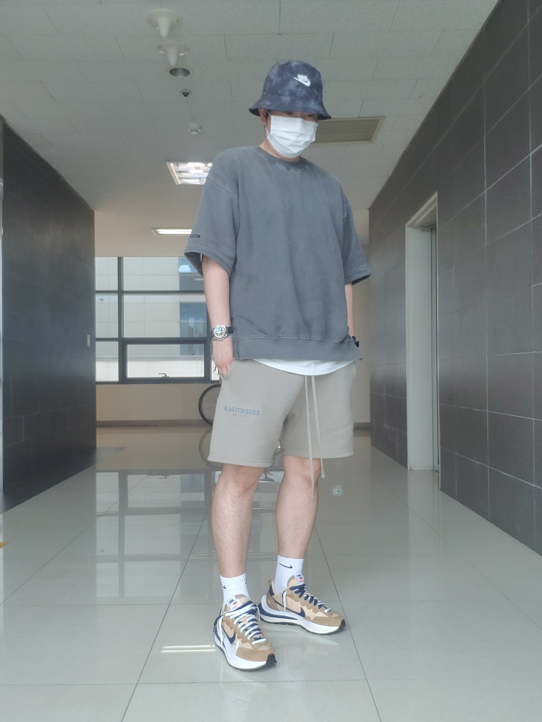 Nike x Sacai VaporWaffle Sesame and Blue Void, Essentials Sweatshorts Moss - 21SS 착용 스타일