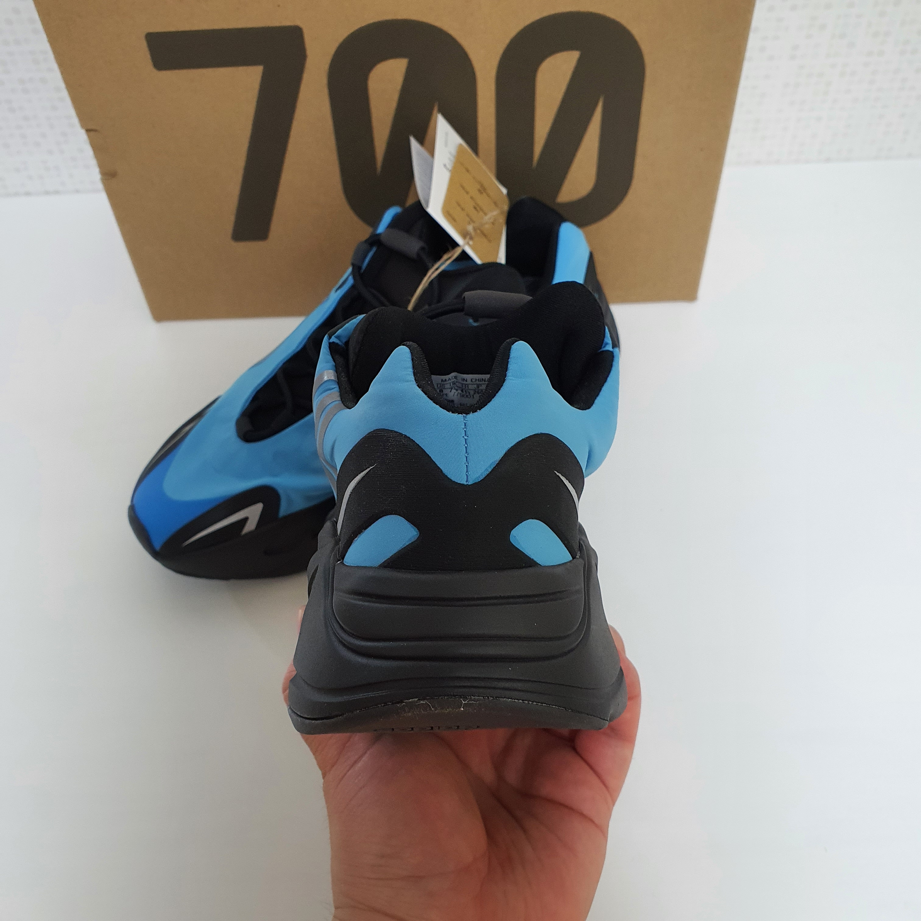 Adidas Yeezy Boost 700 MNVN Bright Cyan 착용 스타일 - 4