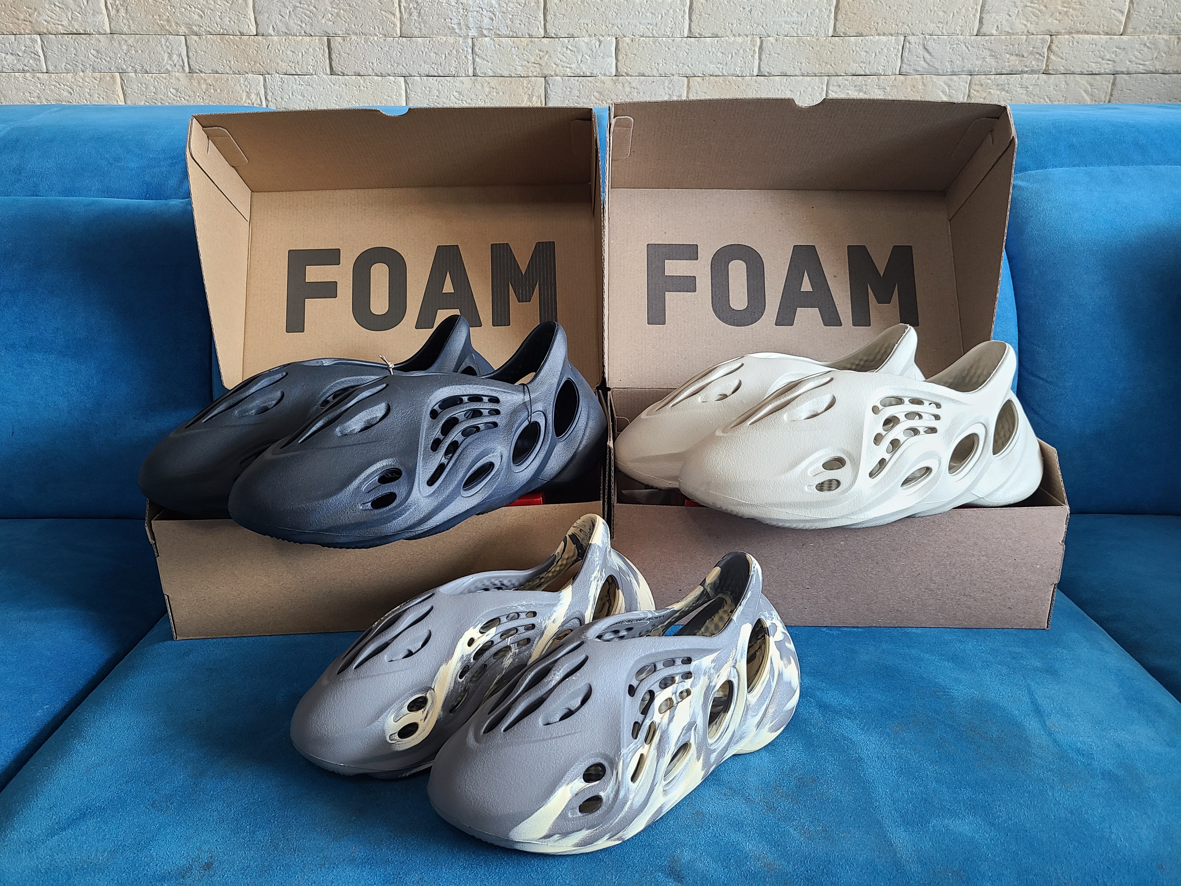 Adidas Yeezy Foam RNNR Sand, Adidas Yeezy Foam RNNR Mineral Blue 착용 스타일 - 1