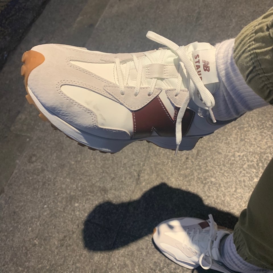 (W) New Balance x Staud 327 Moonbeam 착용 스타일 - 2