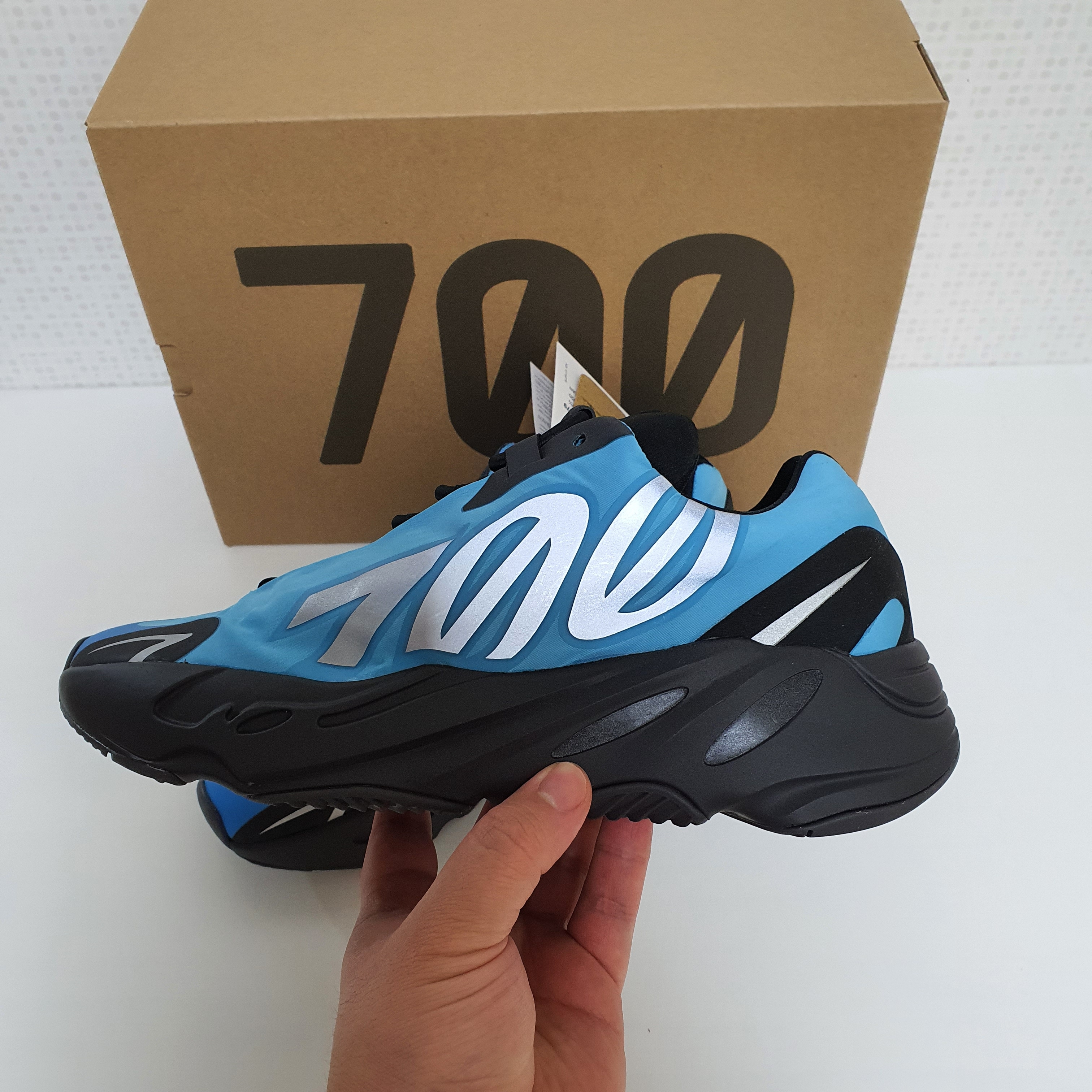Adidas Yeezy Boost 700 MNVN Bright Cyan 착용 스타일 - 3