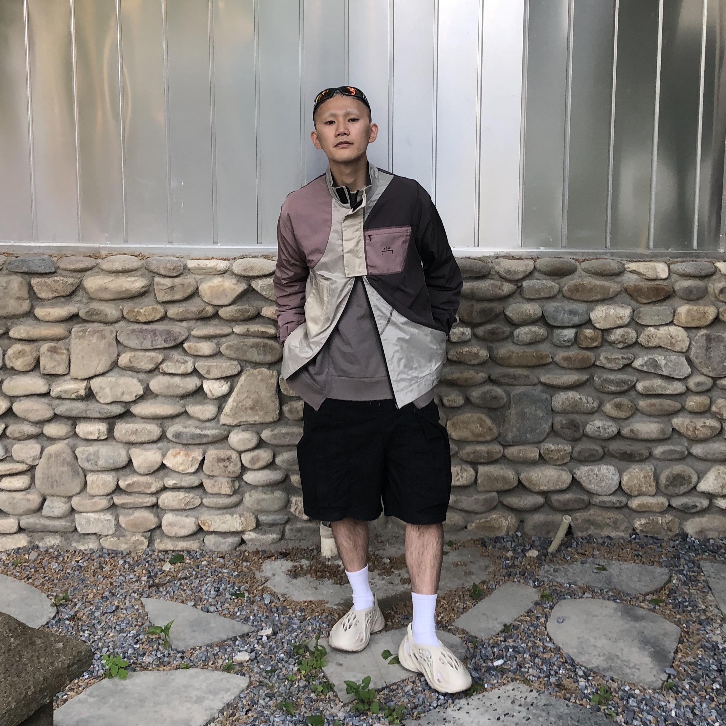 Adidas Yeezy Foam RNNR Sand 착용 스타일
