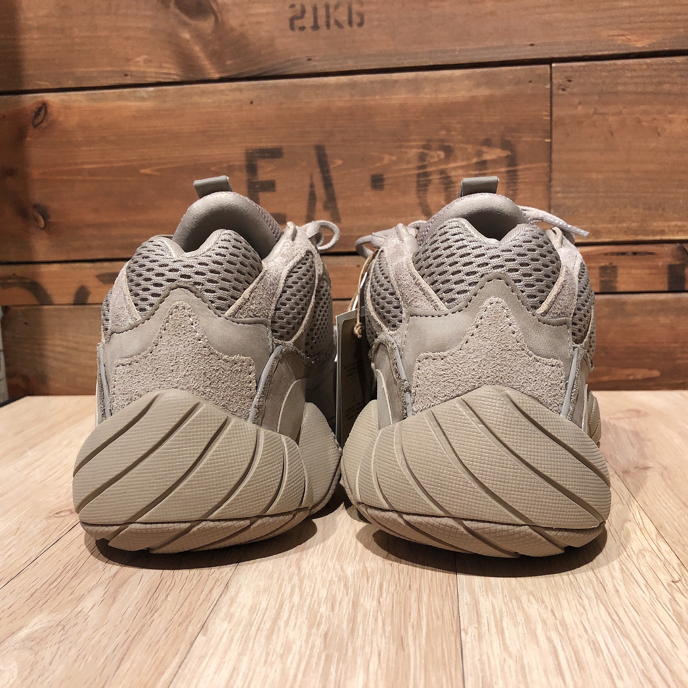 Adidas Yeezy 500 Taupe Light, Essentials Sweatpants Taupe - 21SS 착용 스타일 - 5