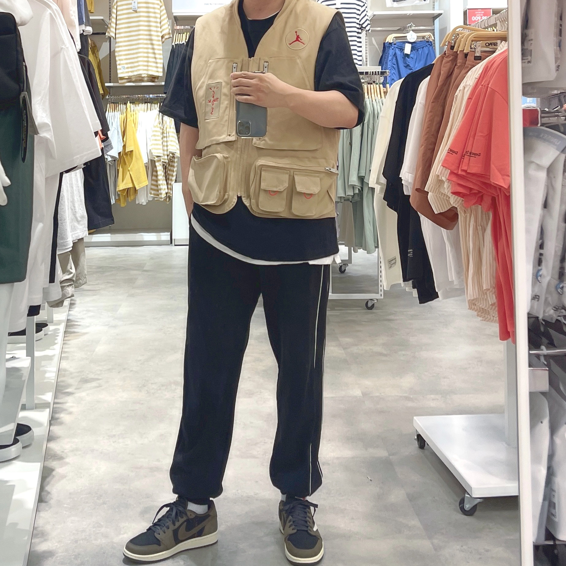 Jordan 1 x Travis Scott Retro Low OG SP Mocha, Jordan x Travis Scott Utility Vest - US/EU 착용 스타일